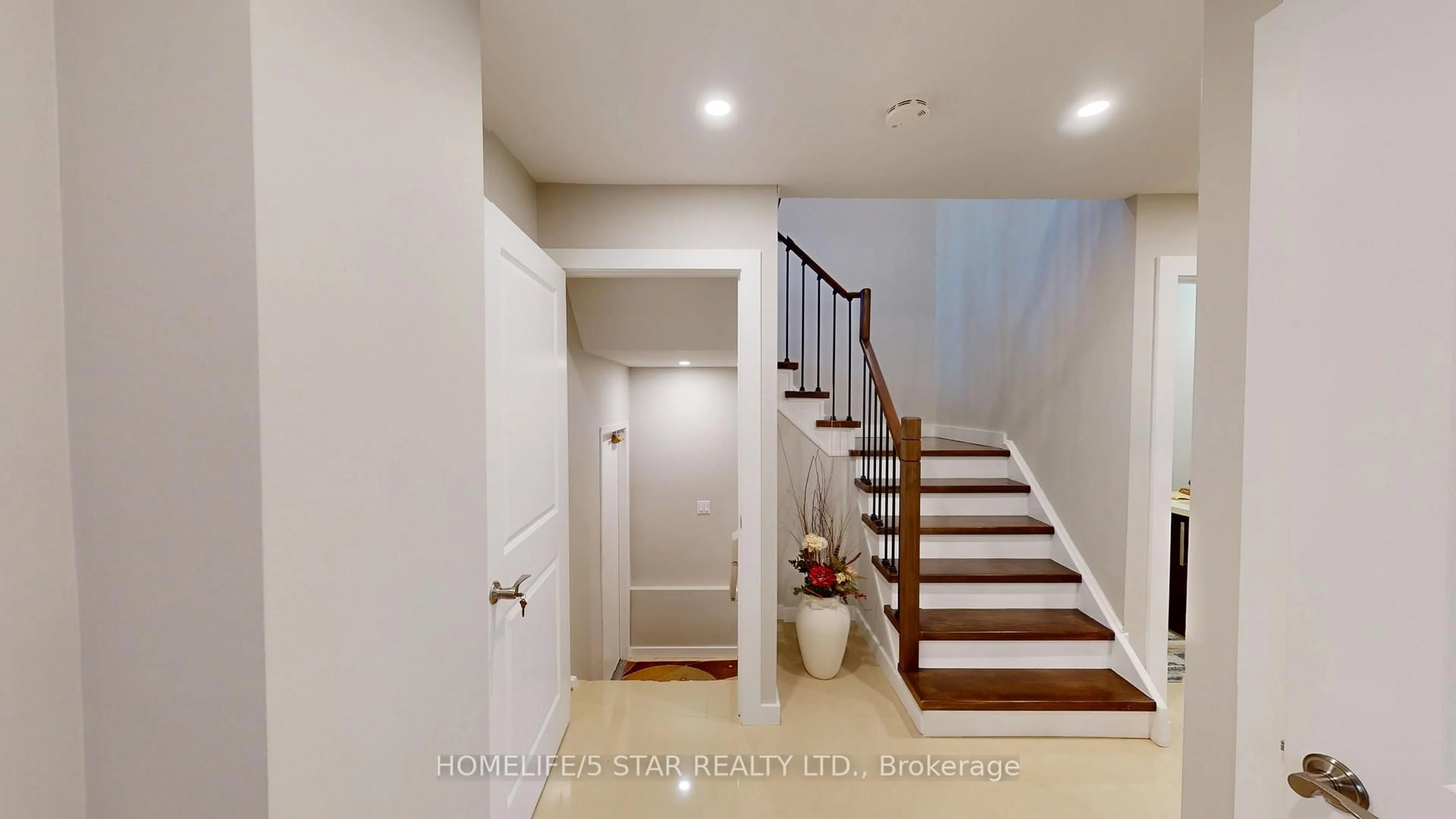 Indoor entryway for 42 PILKINGTON Cres, Vaughan Ontario L4J 7J4