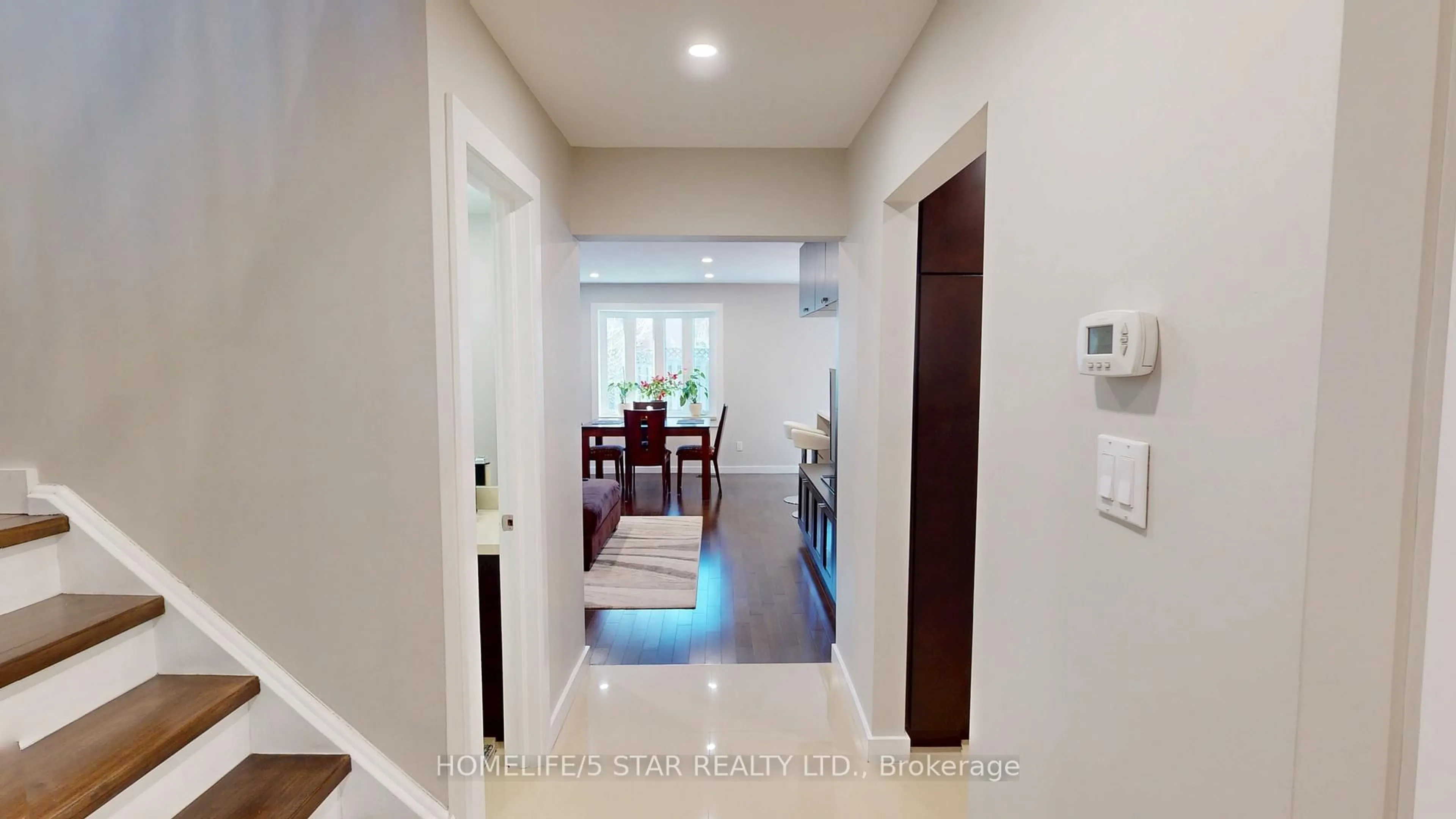 Indoor foyer for 42 PILKINGTON Cres, Vaughan Ontario L4J 7J4