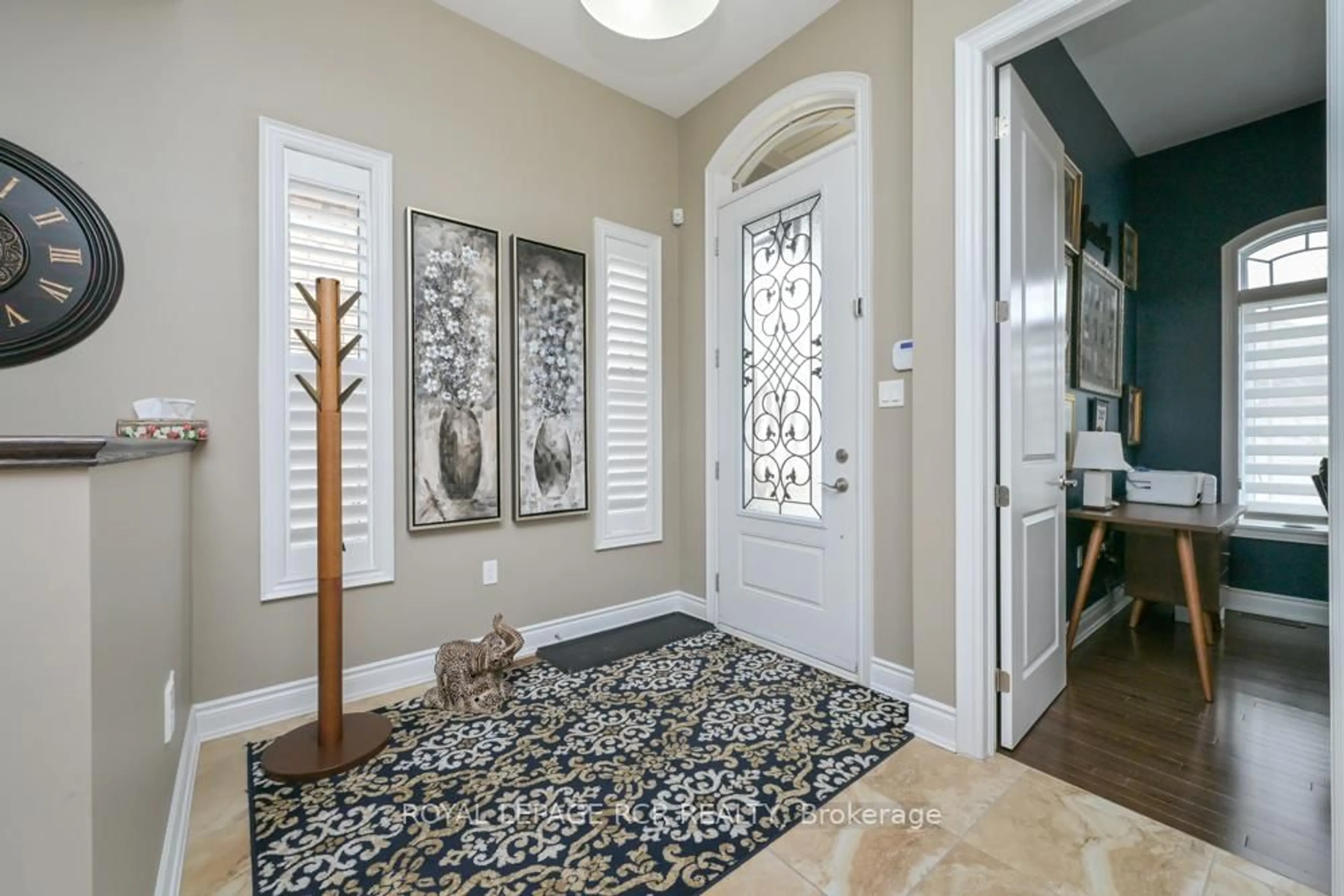 Indoor entryway for 22 Westmount Dr, New Tecumseth Ontario L9R 0P5