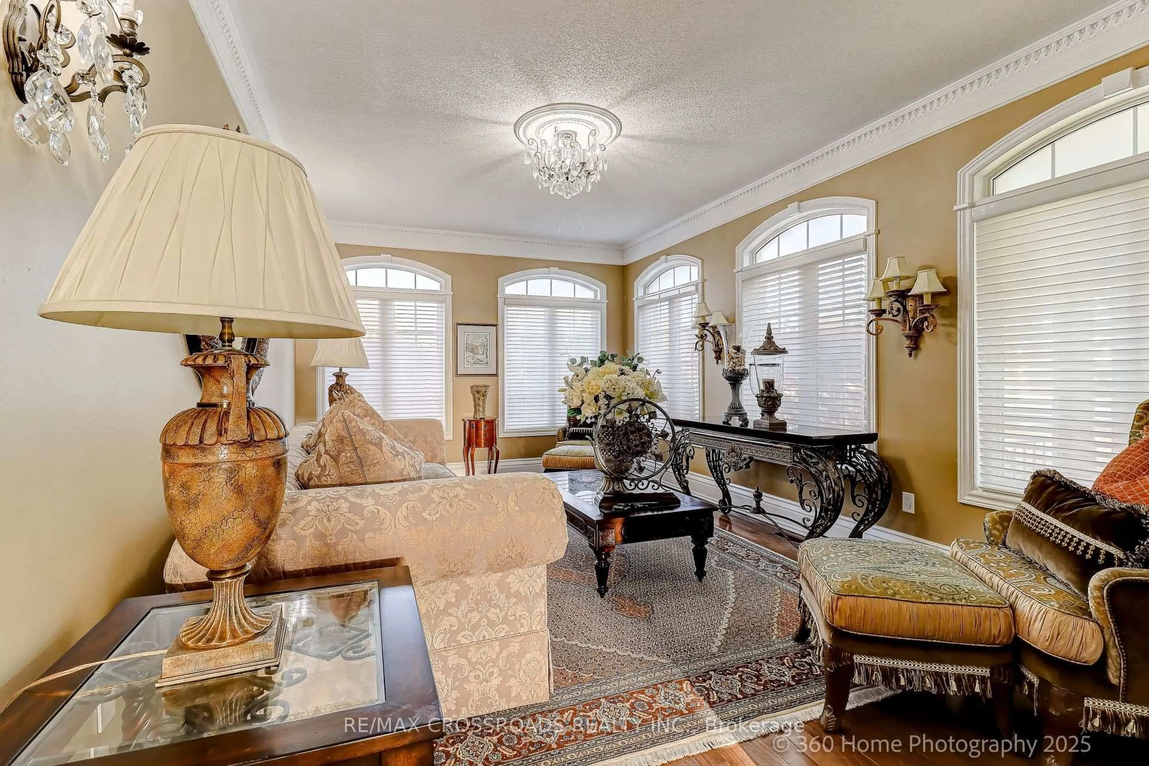 Living room with furniture, carpet floor for 2 Mumberson Crt, Markham Ontario L6C 1Y4