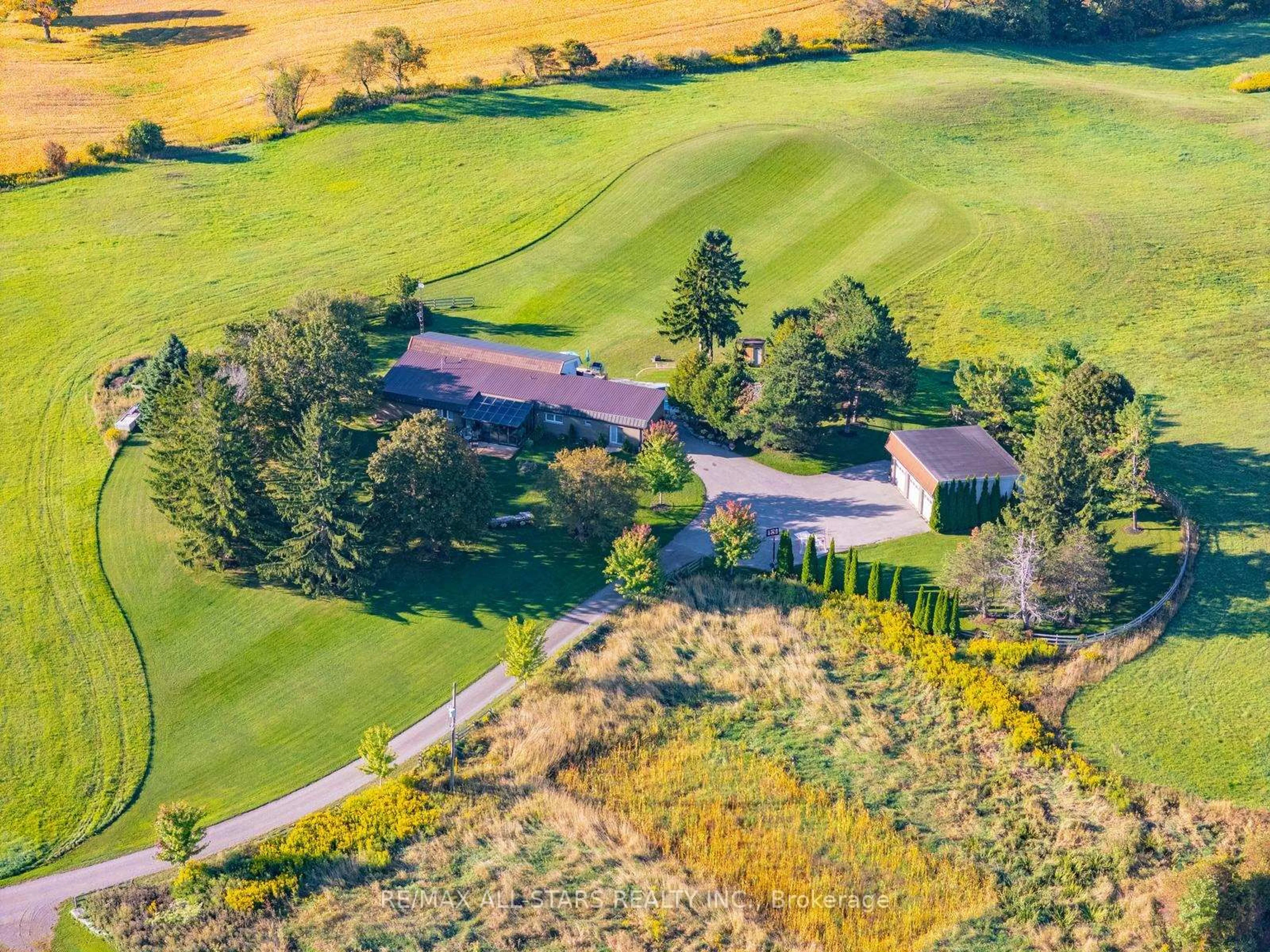 A pic from outside/outdoor area/front of a property/back of a property/a pic from drone, unknown for 1900 Concession 4 Rd, Uxbridge Ontario L0C 1A0