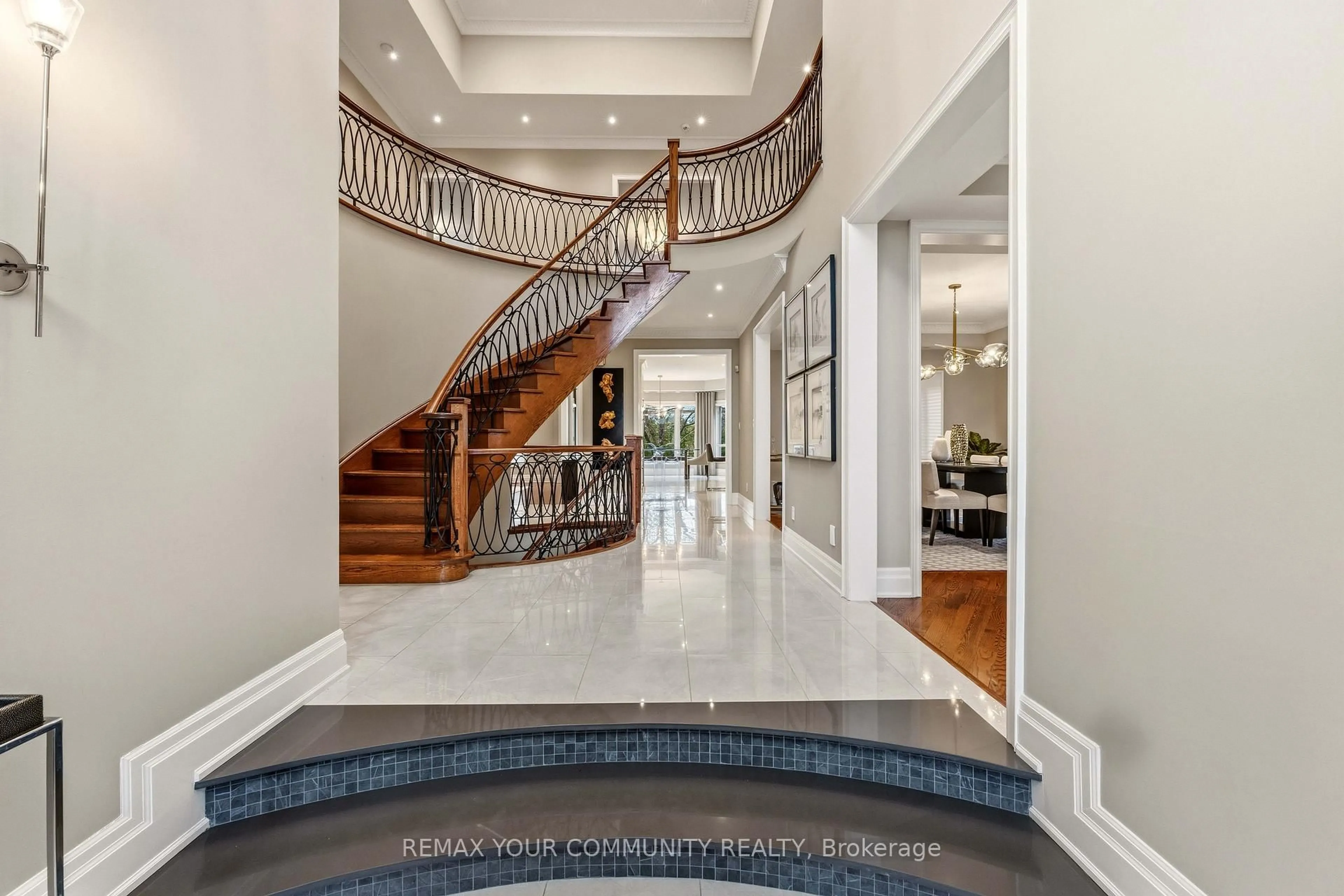 Indoor foyer for 37 Vaughan Blvd, Vaughan Ontario L4J 3N8