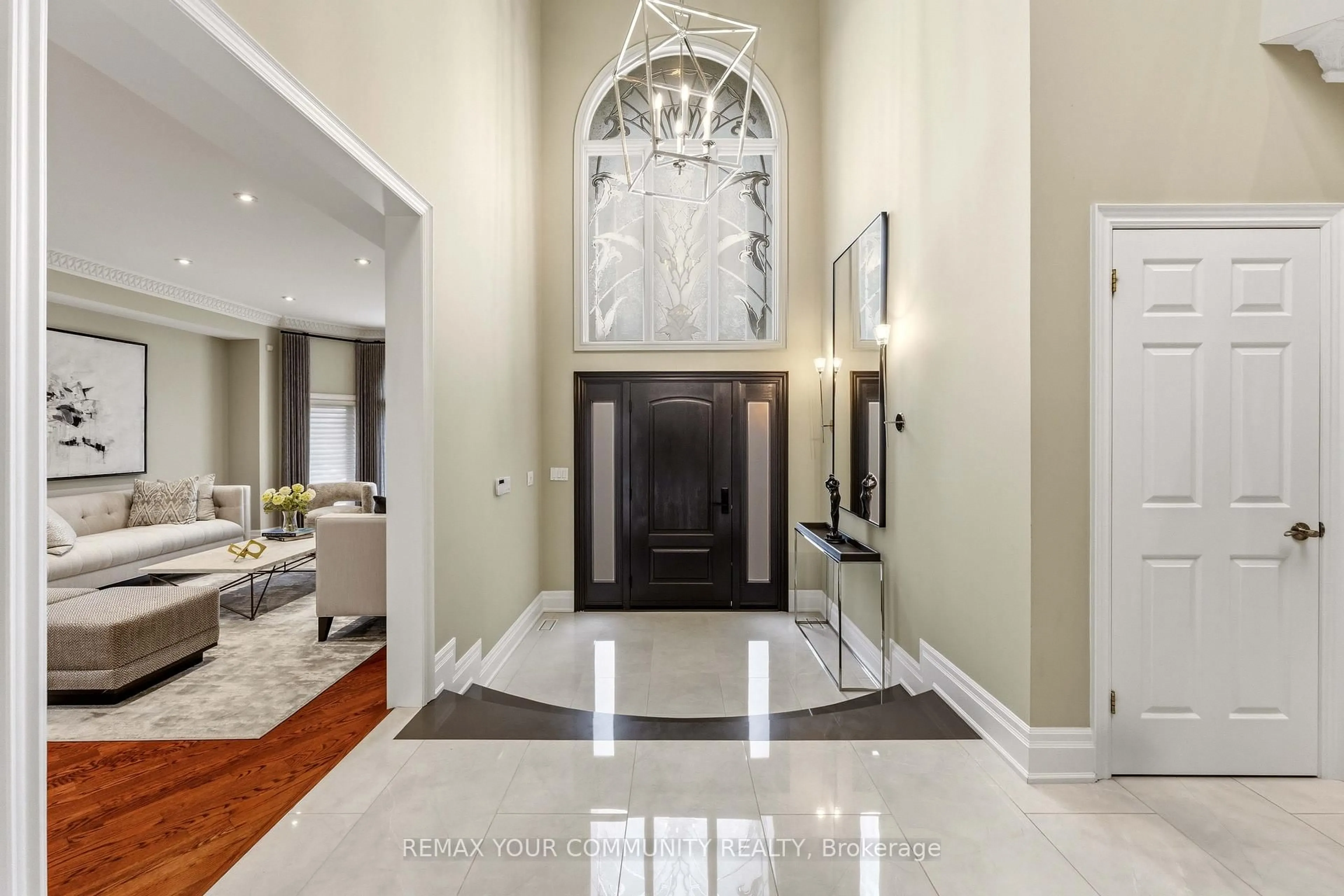 Indoor foyer for 37 Vaughan Blvd, Vaughan Ontario L4J 3N8