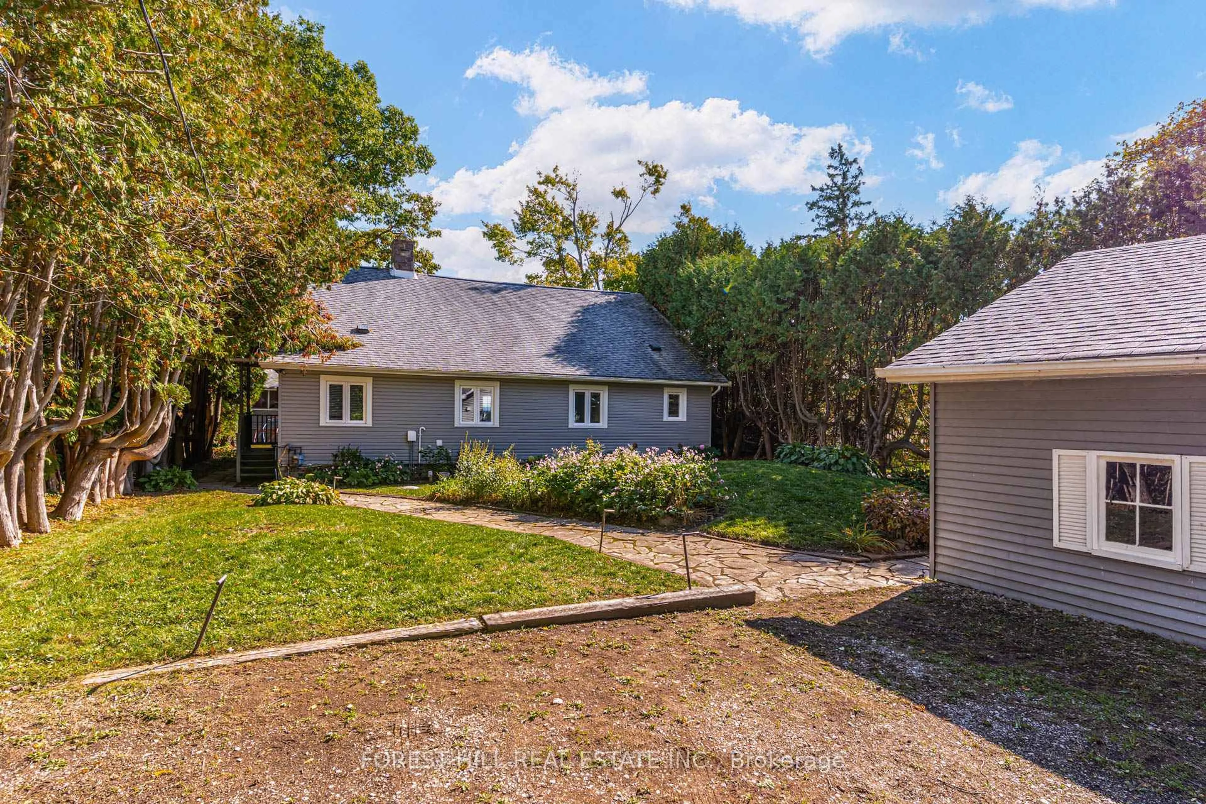 A pic from outside/outdoor area/front of a property/back of a property/a pic from drone, unknown for 41 Sunnypoint Dr, Innisfil Ontario L9S 2X4