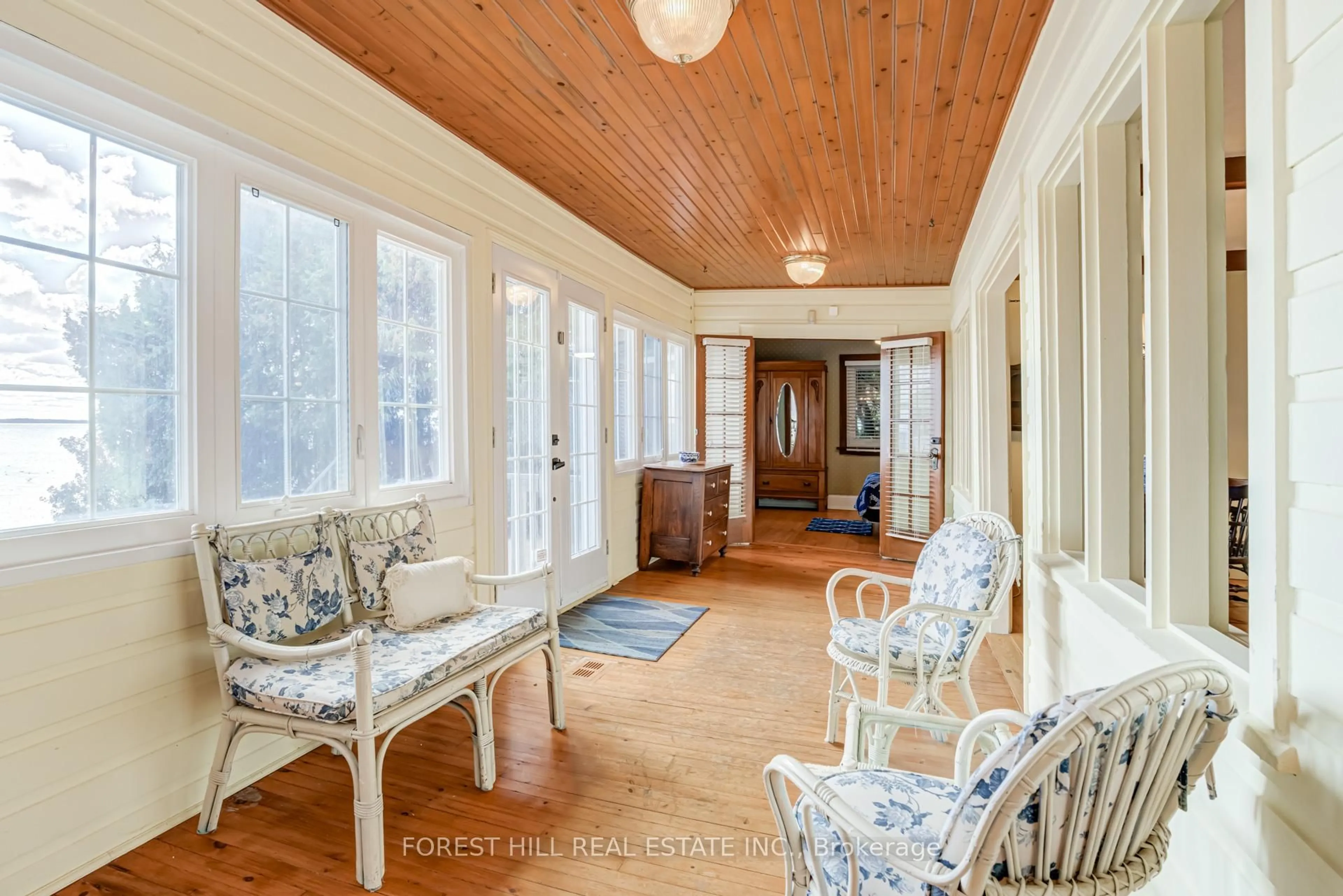 Indoor entryway for 41 Sunnypoint Dr, Innisfil Ontario L9S 2X4