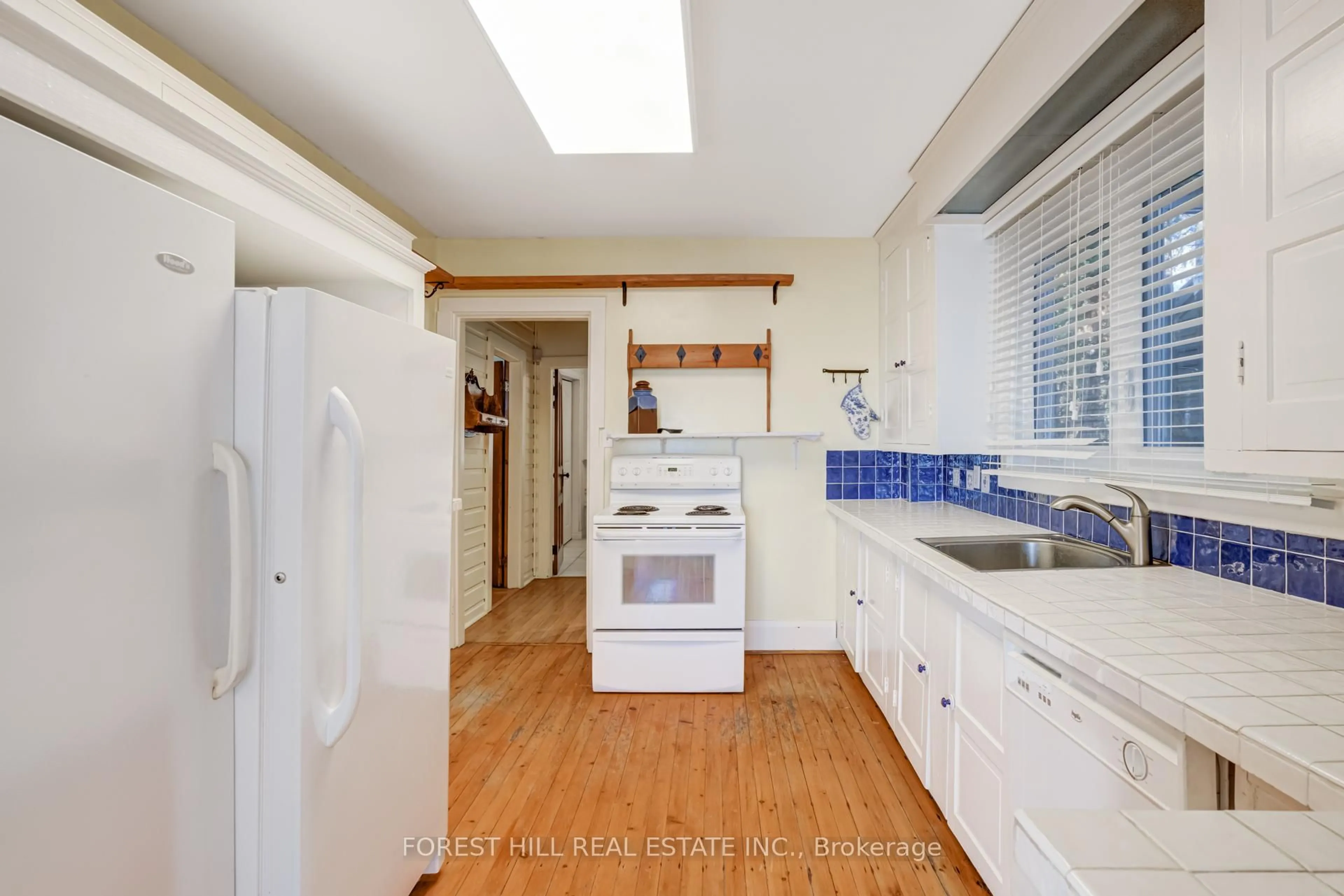 Standard kitchen, ceramic/tile floor for 41 Sunnypoint Dr, Innisfil Ontario L9S 2X4