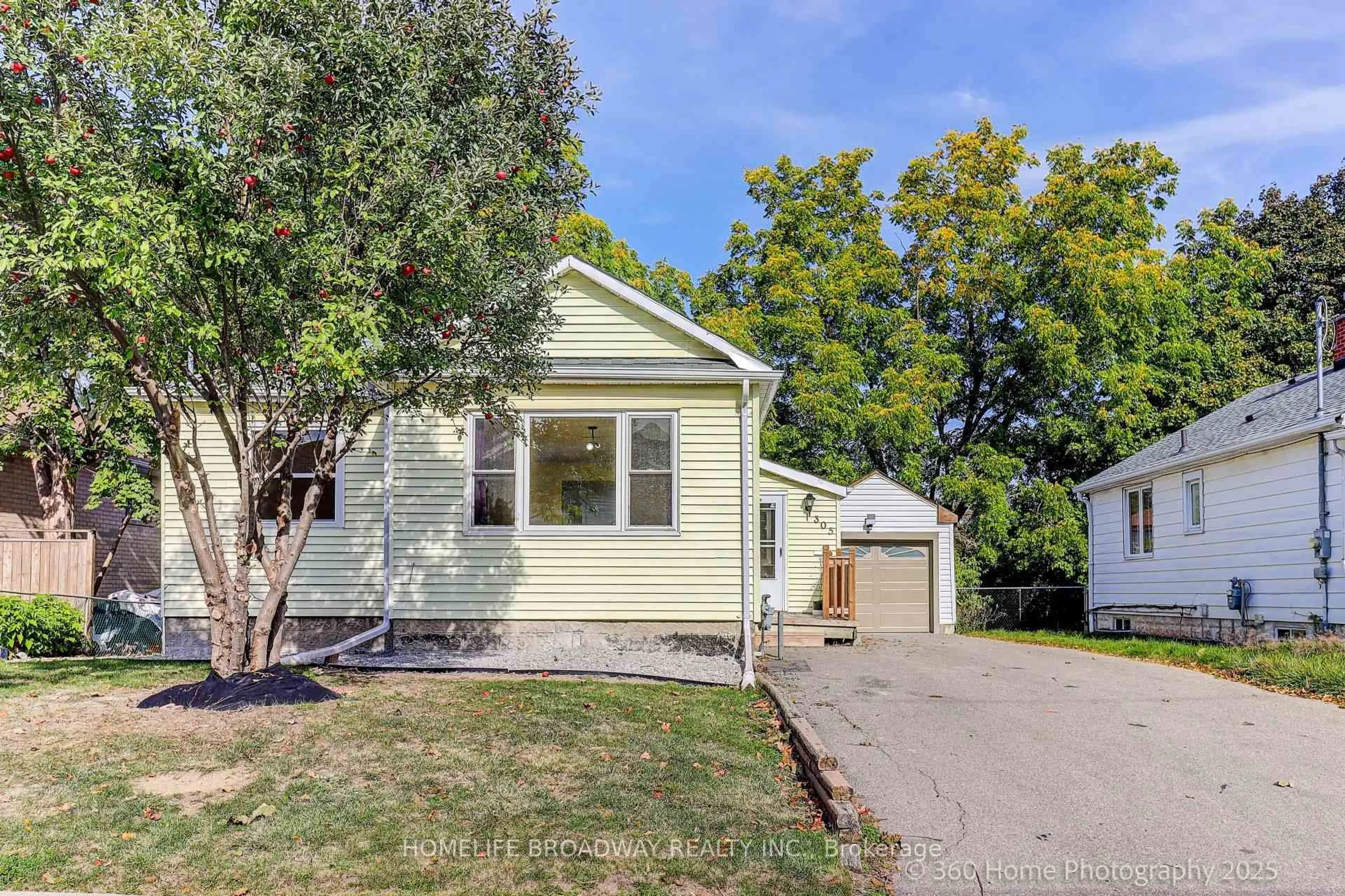 Home with vinyl exterior material, street for 305 Andrew St, Newmarket Ontario L3Y 1H1