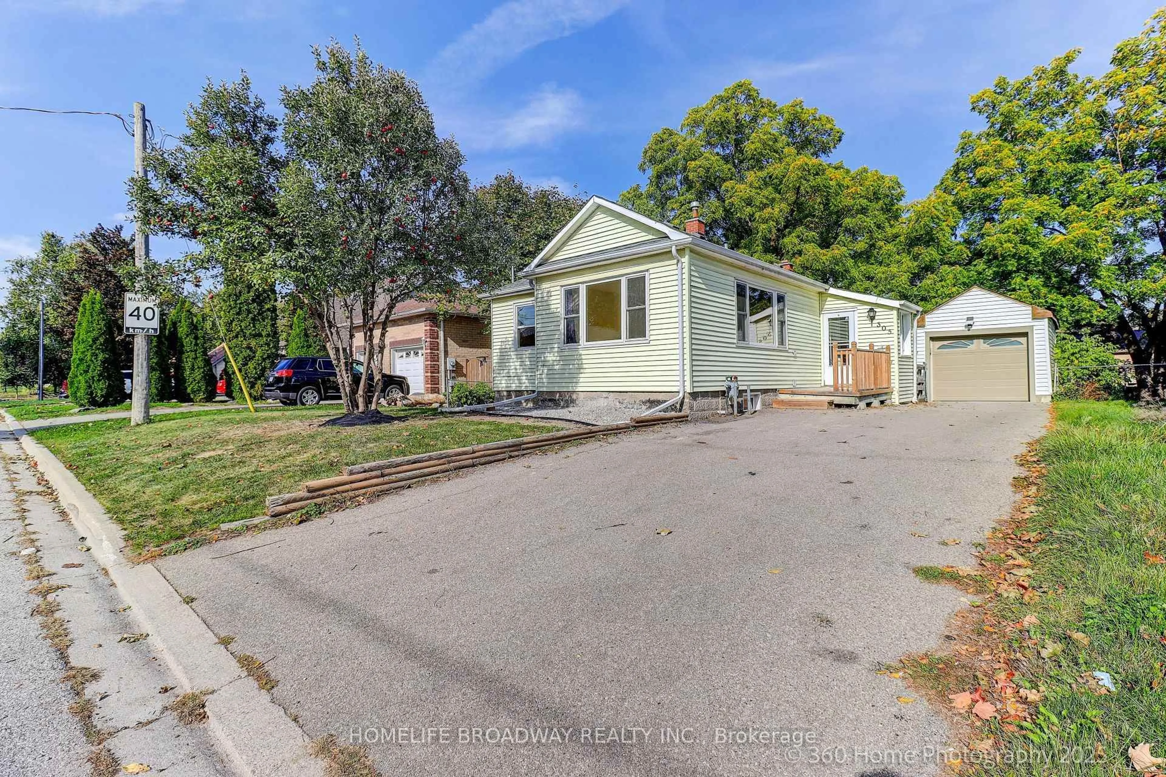 A pic from outside/outdoor area/front of a property/back of a property/a pic from drone, street for 305 Andrew St, Newmarket Ontario L3Y 1H1