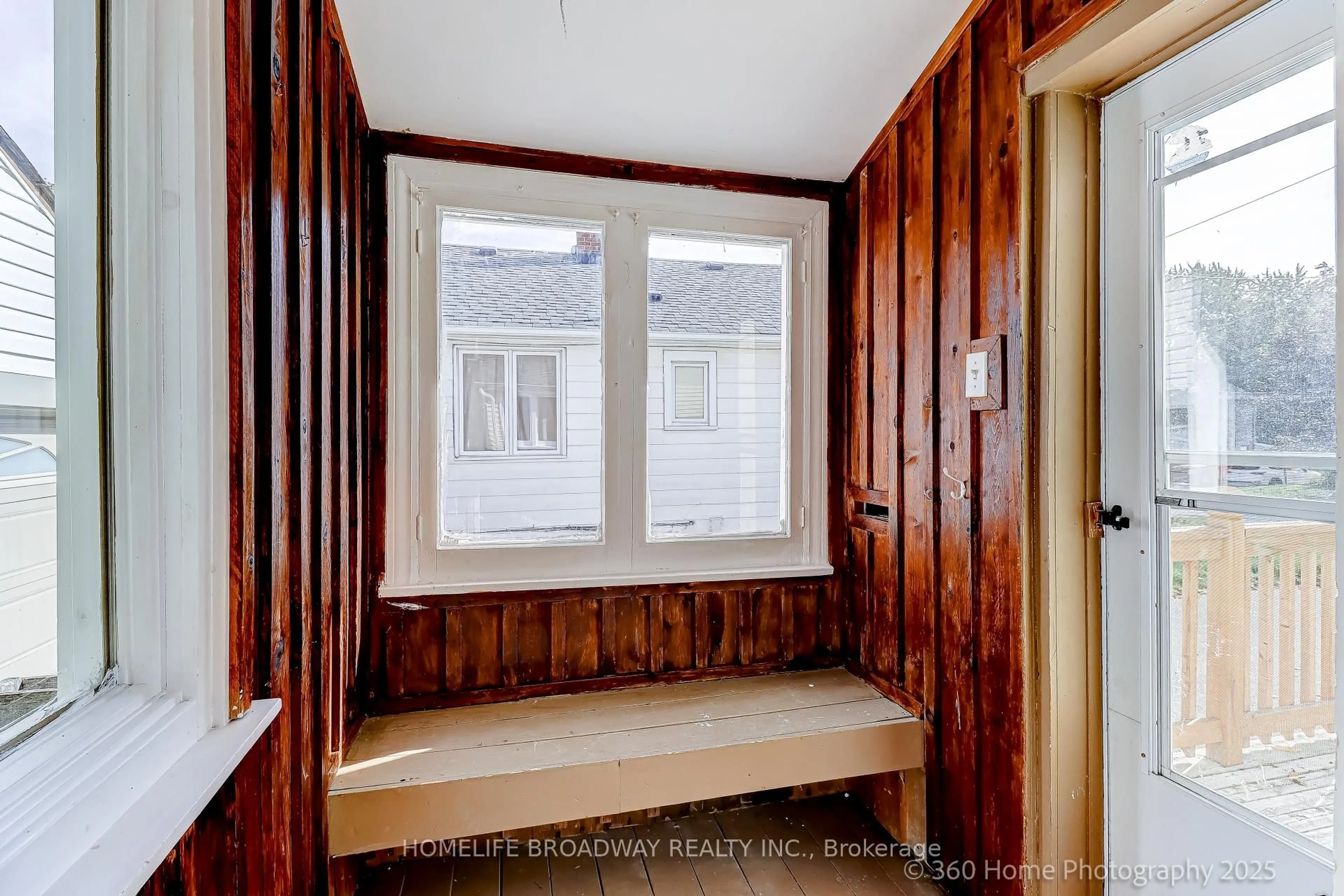 Unknown for 305 Andrew St, Newmarket Ontario L3Y 1H1