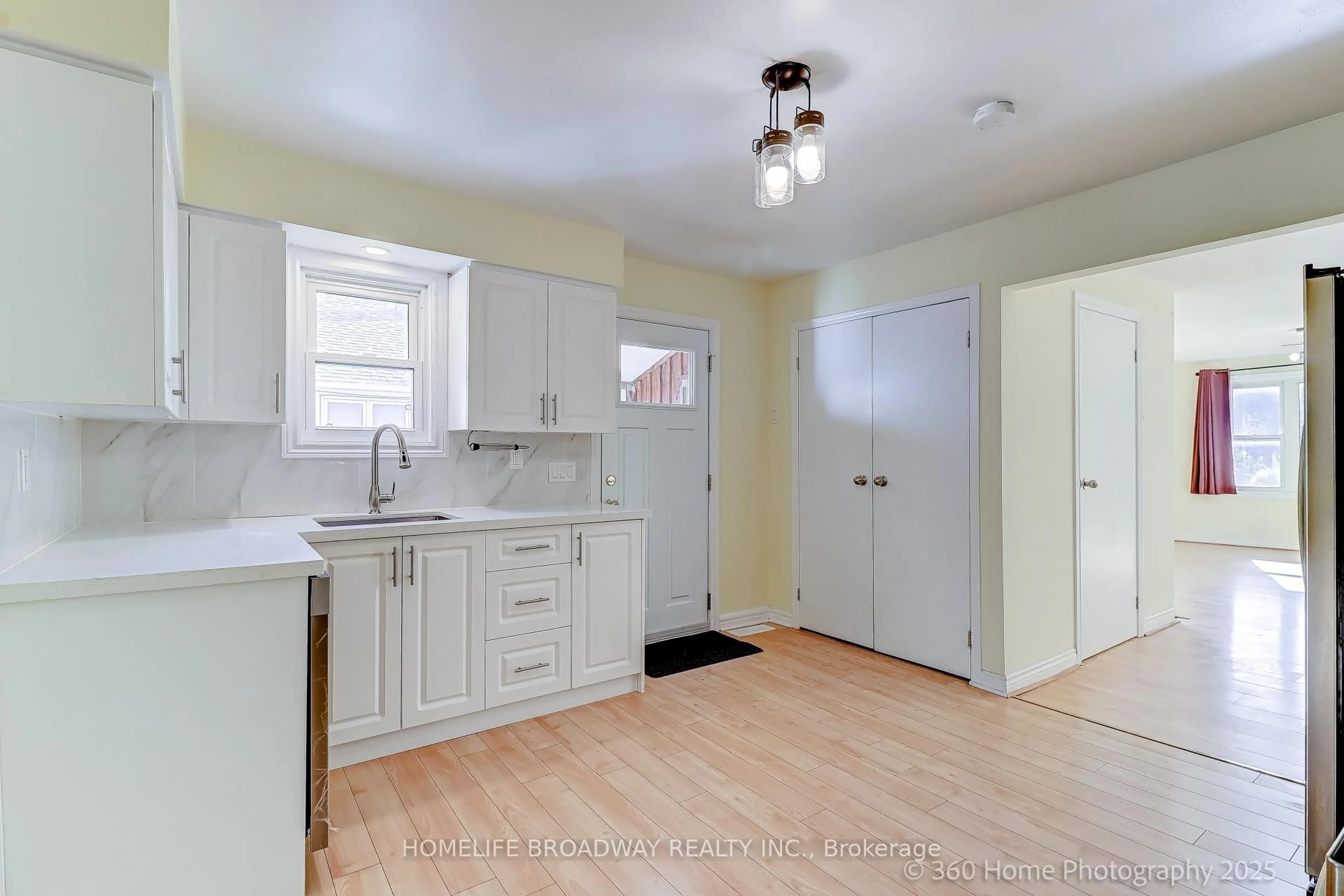 Standard kitchen, unknown for 305 Andrew St, Newmarket Ontario L3Y 1H1