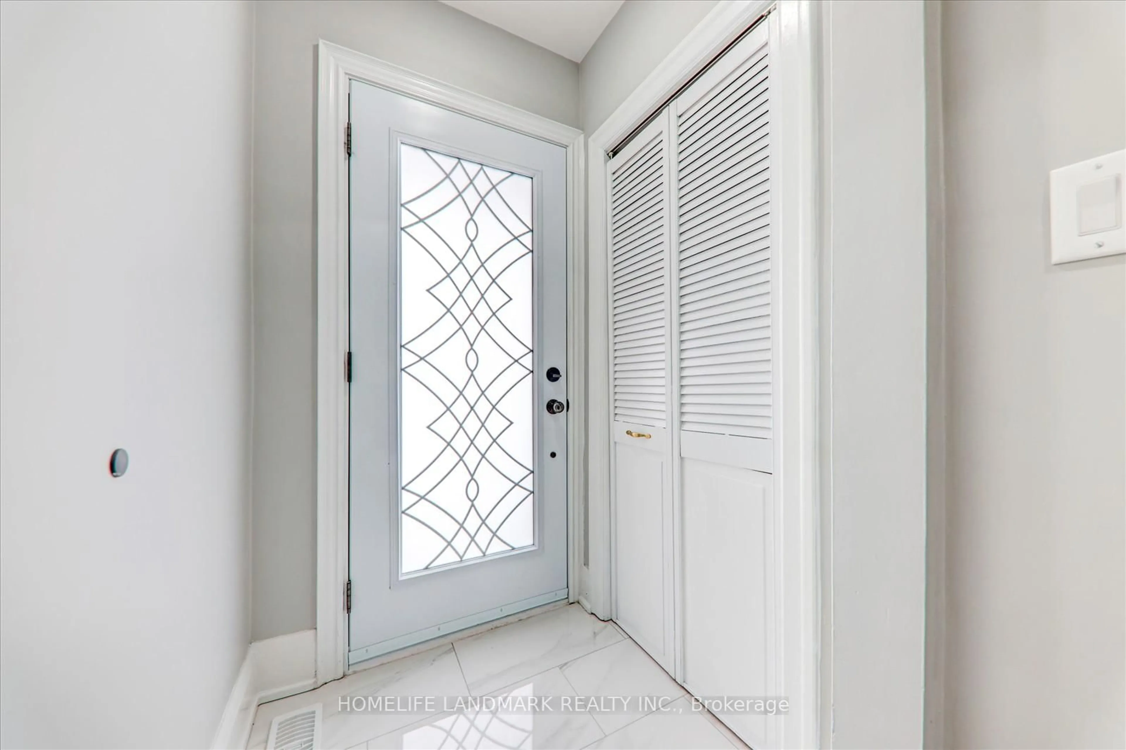 Indoor entryway for 270 Rupert Ave, Whitchurch-Stouffville Ontario L4A 1C5