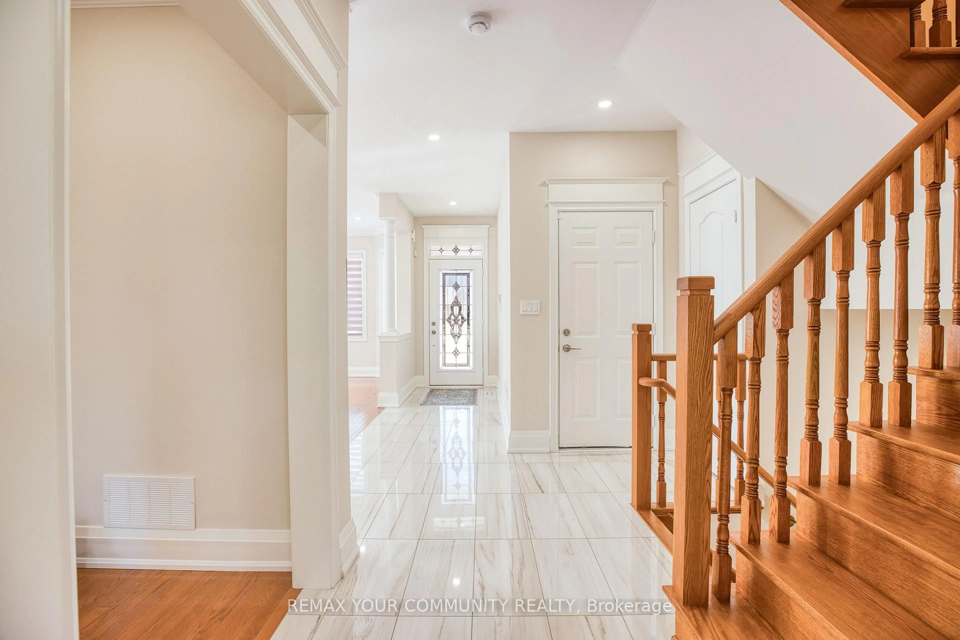 Indoor foyer for 57 Abilene Crt, Richmond Hill Ontario L4C 0S6