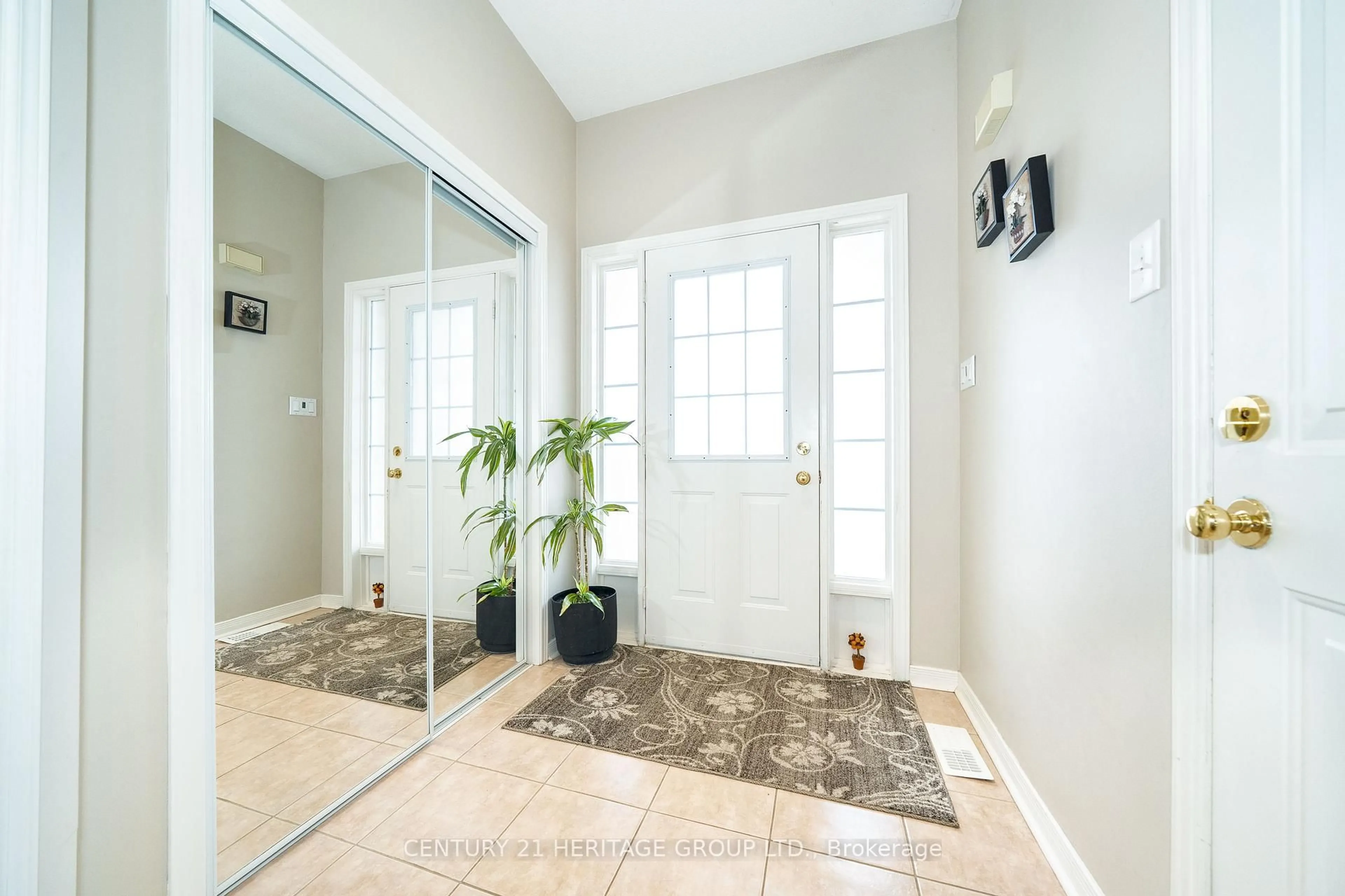 Indoor entryway for 126 Lowther Ave, Richmond Hill Ontario L4E 4P4