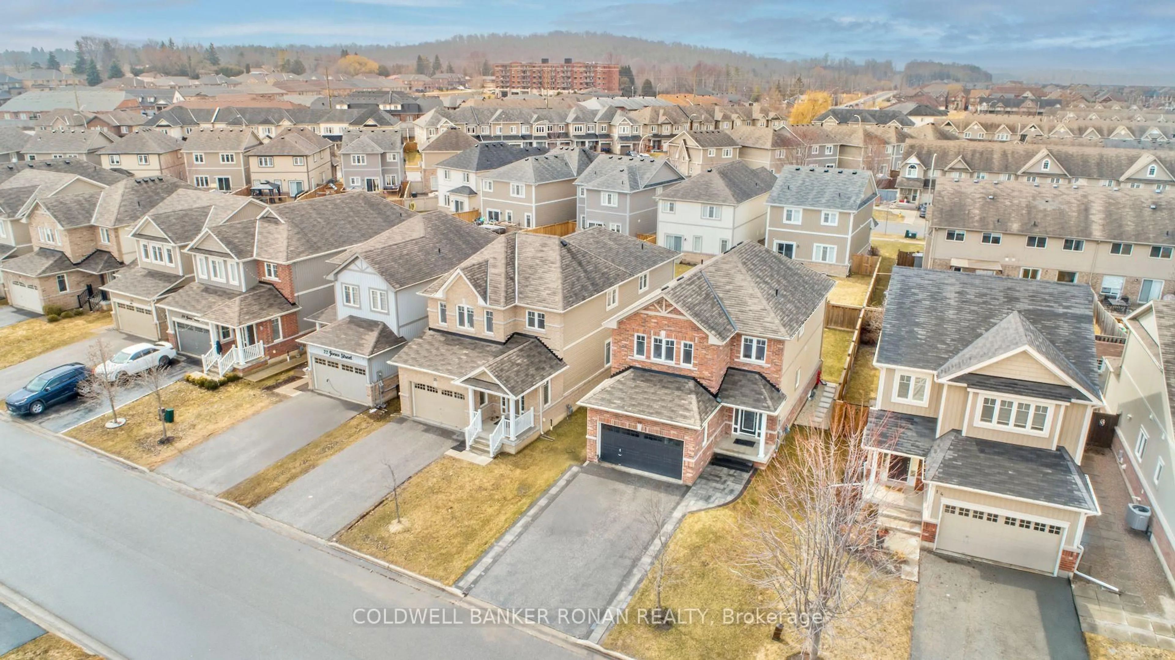 A pic from outside/outdoor area/front of a property/back of a property/a pic from drone, street for 18 Jones St, New Tecumseth Ontario L9R 0C1