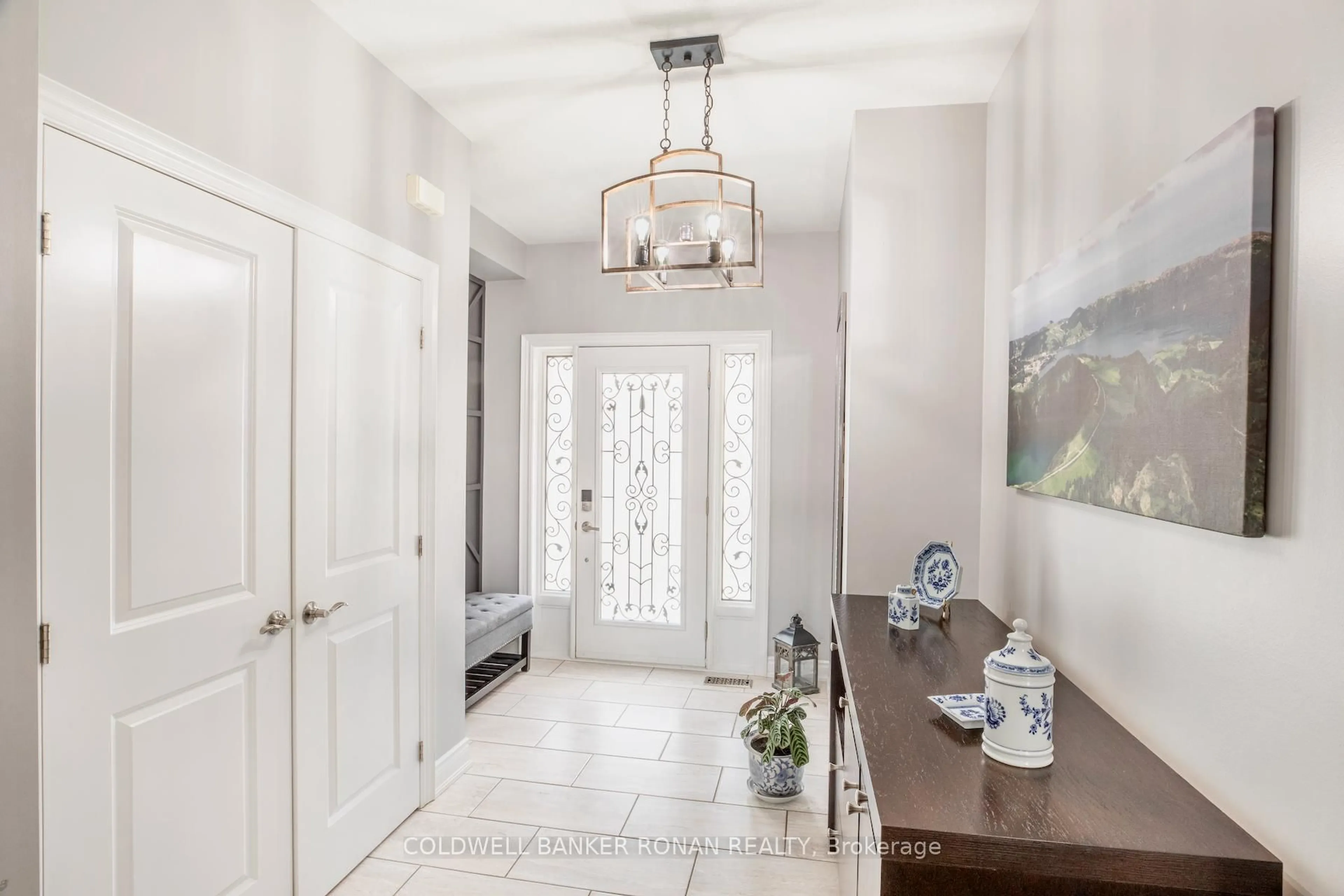 Indoor entryway for 18 Jones St, New Tecumseth Ontario L9R 0C1