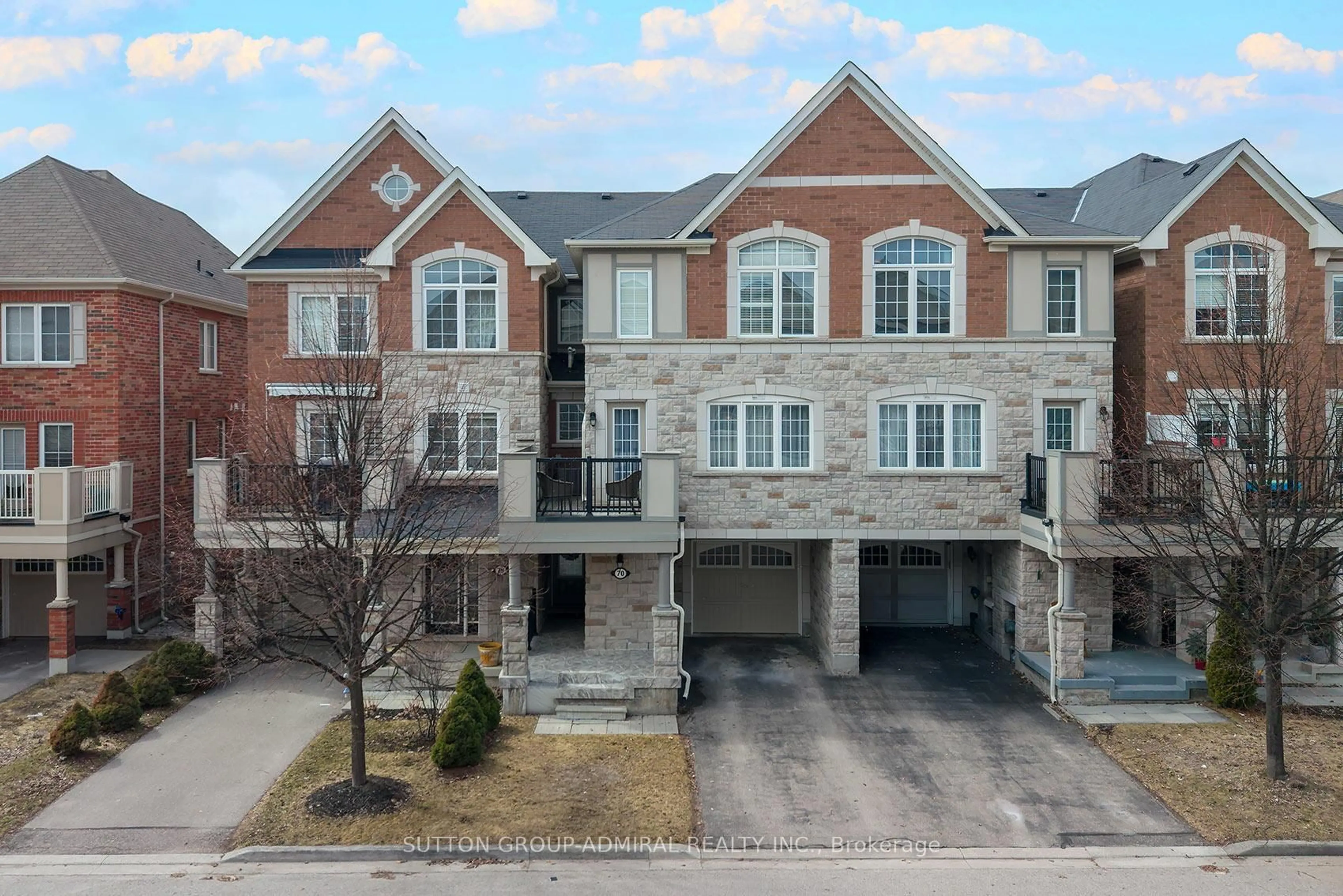 A pic from outside/outdoor area/front of a property/back of a property/a pic from drone, street for 70 Minlow Way, Aurora Ontario L4G 0Y1
