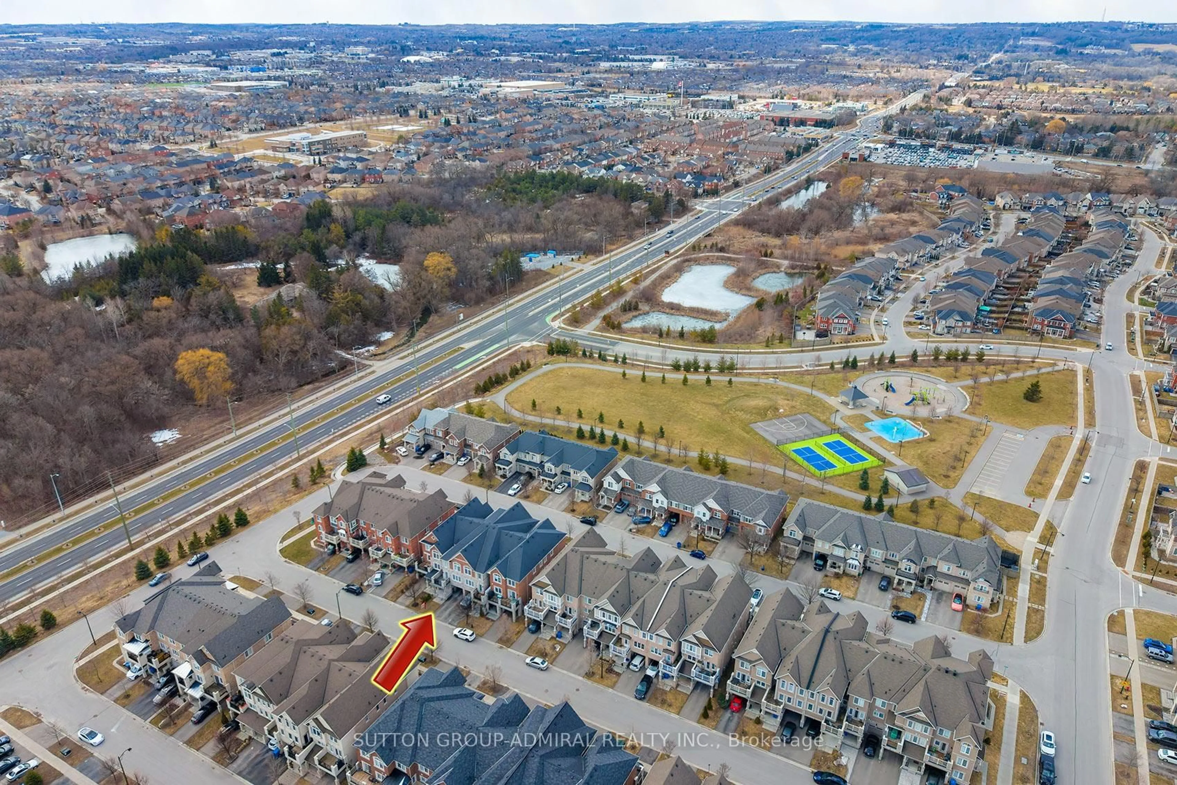 A pic from outside/outdoor area/front of a property/back of a property/a pic from drone, unknown for 70 Minlow Way, Aurora Ontario L4G 0Y1