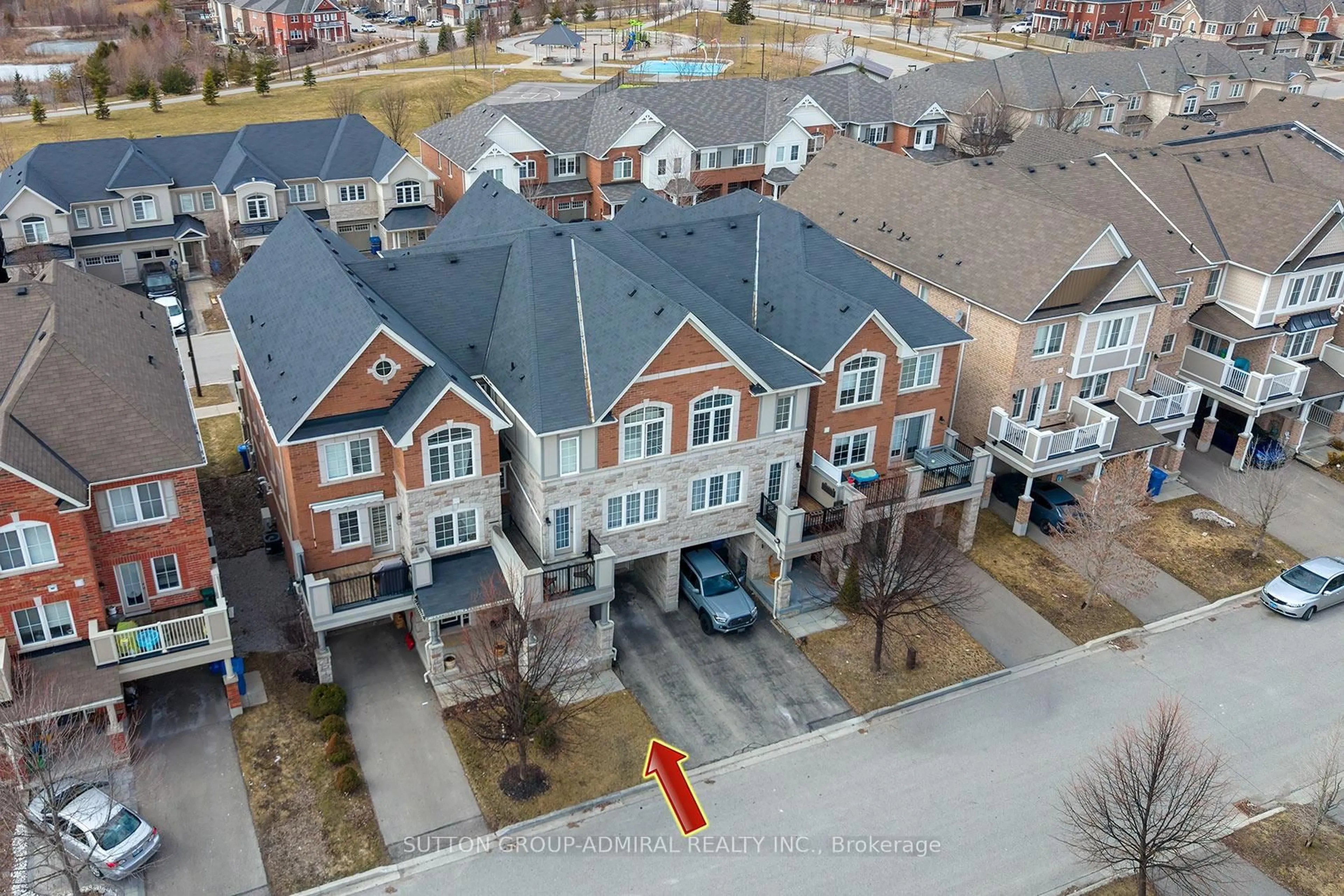A pic from outside/outdoor area/front of a property/back of a property/a pic from drone, unknown for 70 Minlow Way, Aurora Ontario L4G 0Y1
