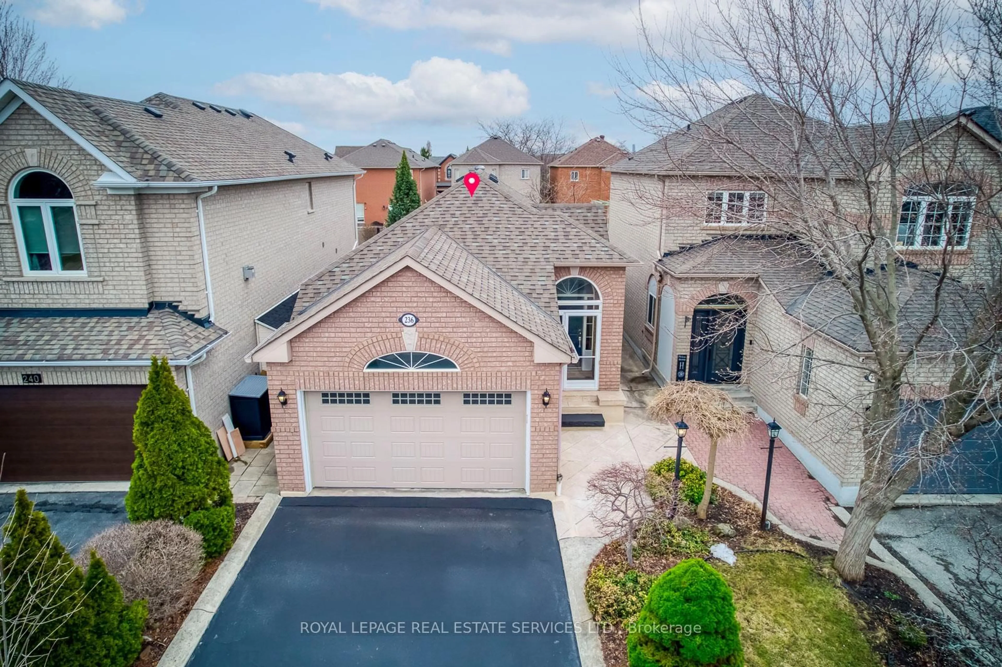 A pic from outside/outdoor area/front of a property/back of a property/a pic from drone, street for 236 Slywood Cres, Vaughan Ontario L6A 2P9