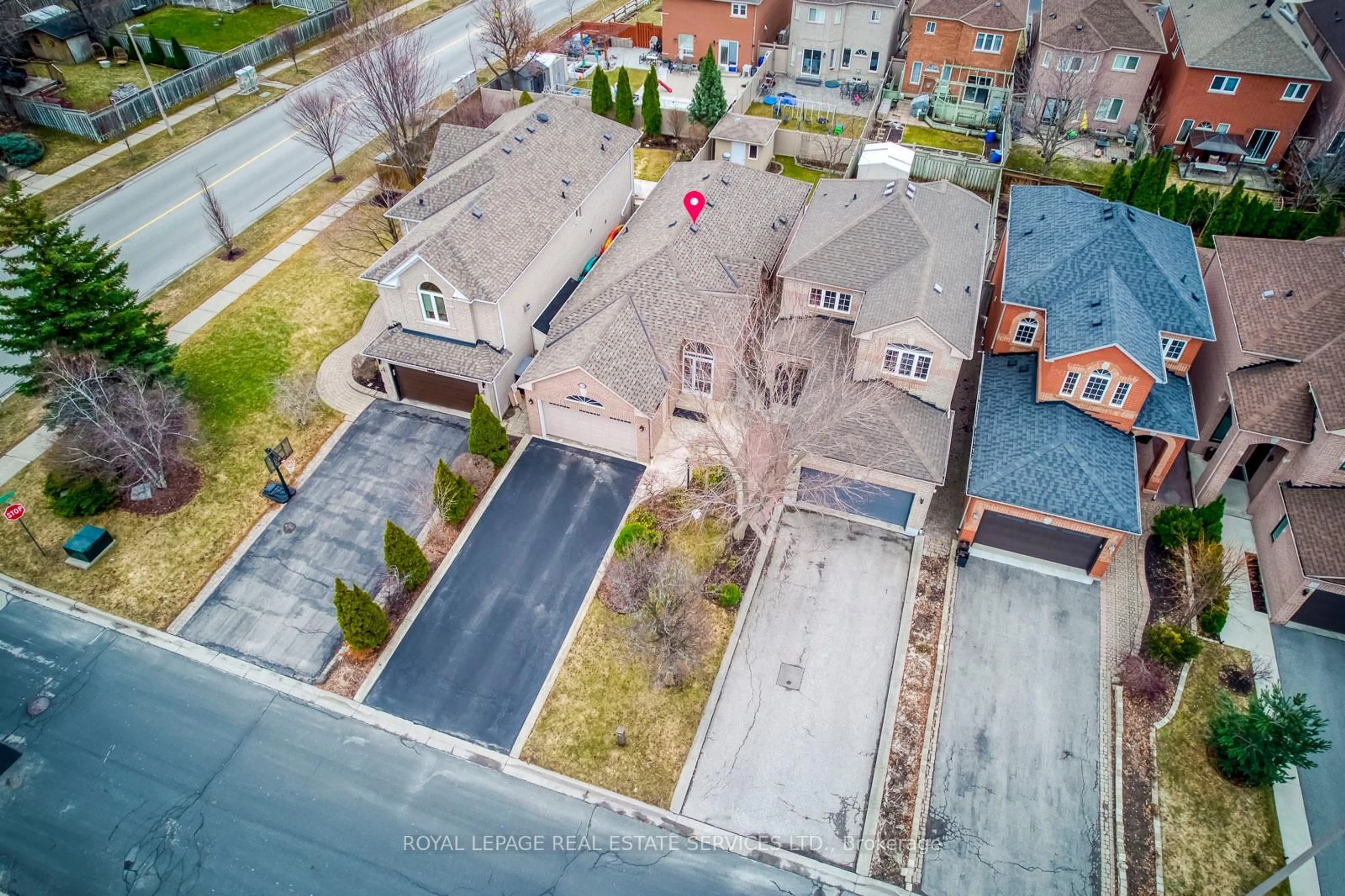 A pic from outside/outdoor area/front of a property/back of a property/a pic from drone, street for 236 Slywood Cres, Vaughan Ontario L6A 2P9
