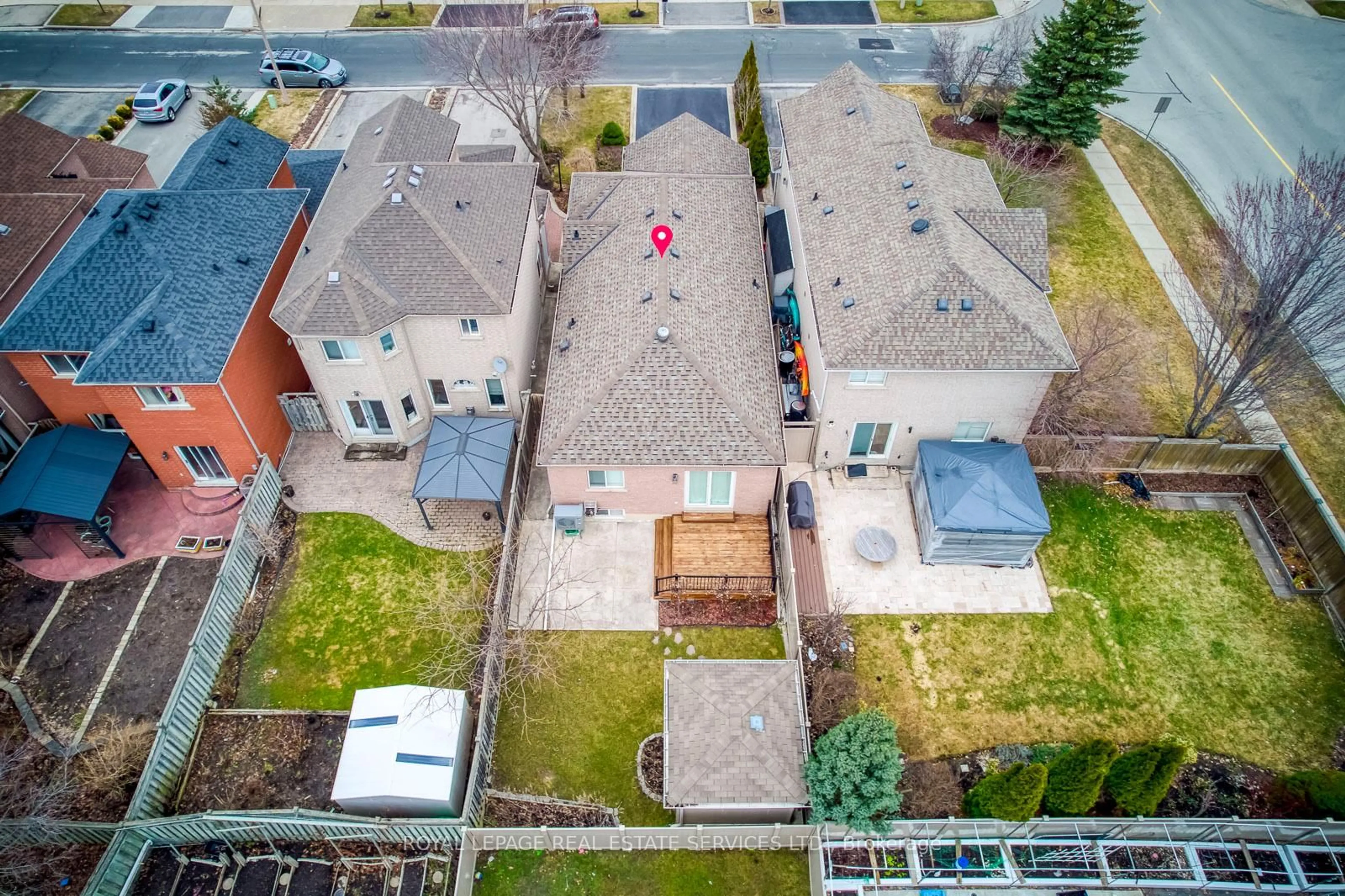 A pic from outside/outdoor area/front of a property/back of a property/a pic from drone, street for 236 Slywood Cres, Vaughan Ontario L6A 2P9