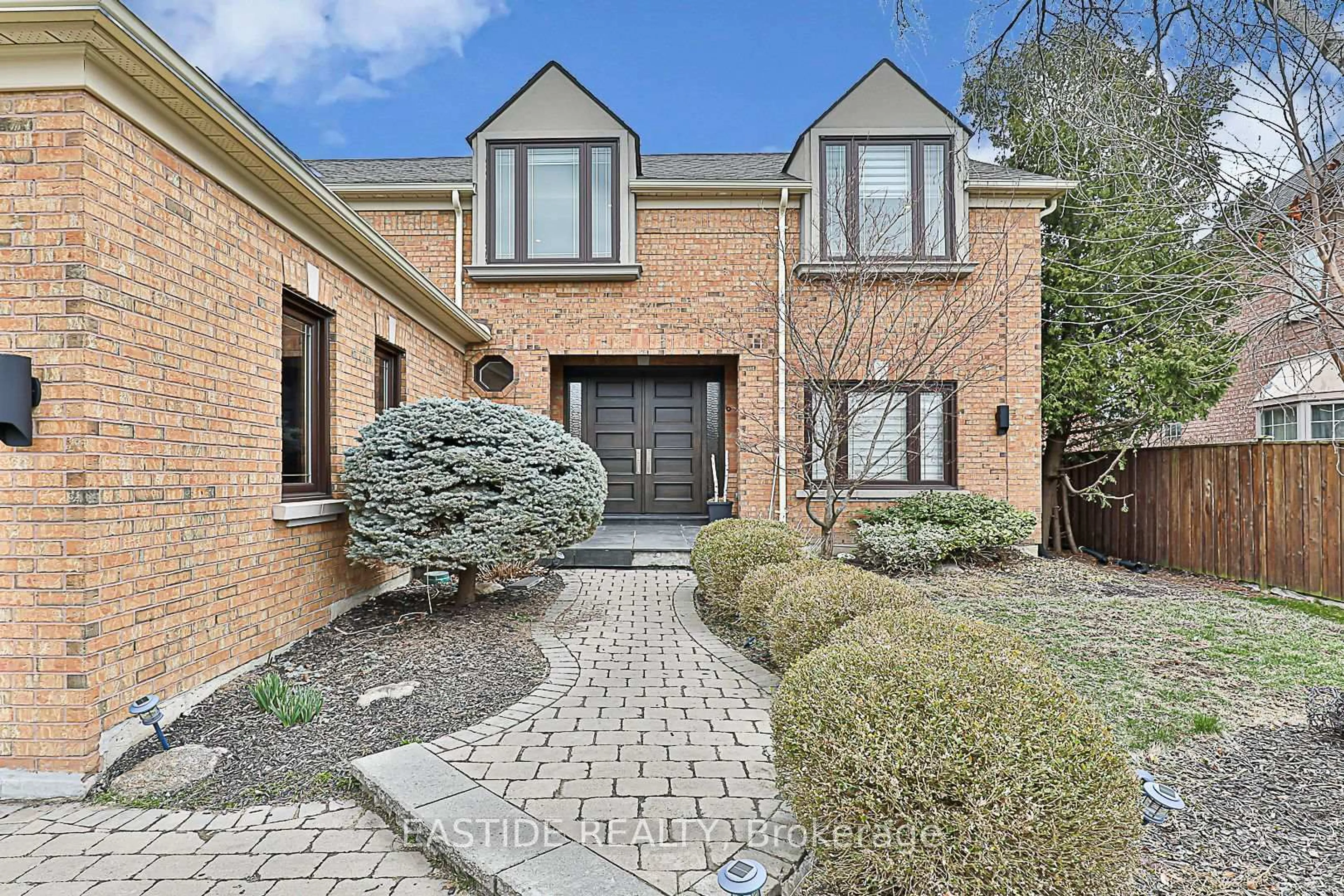 Home with brick exterior material, street for 11 Gatcombe Circ, Richmond Hill Ontario L4C 9P4