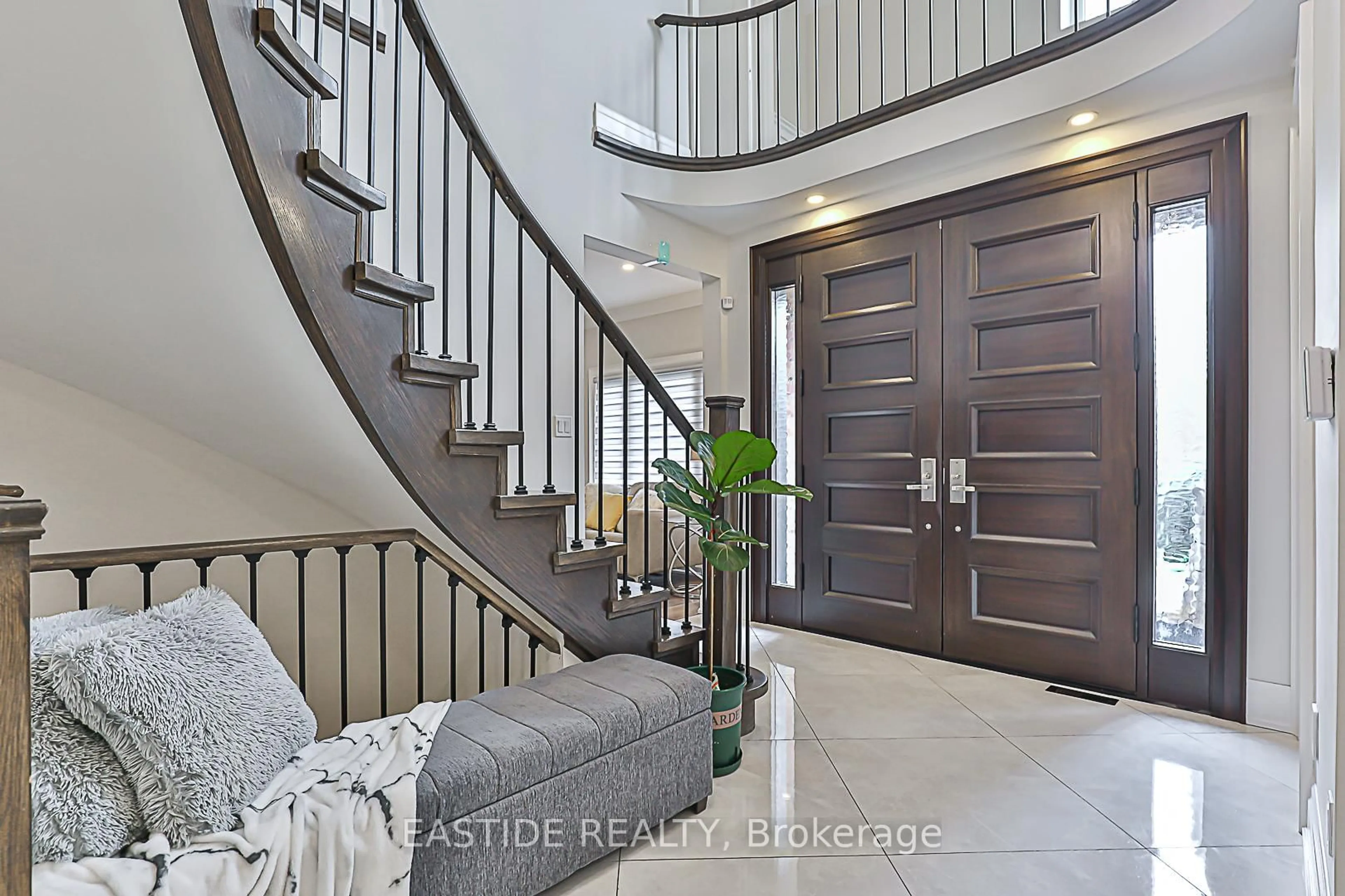 Indoor entryway for 11 Gatcombe Circ, Richmond Hill Ontario L4C 9P4