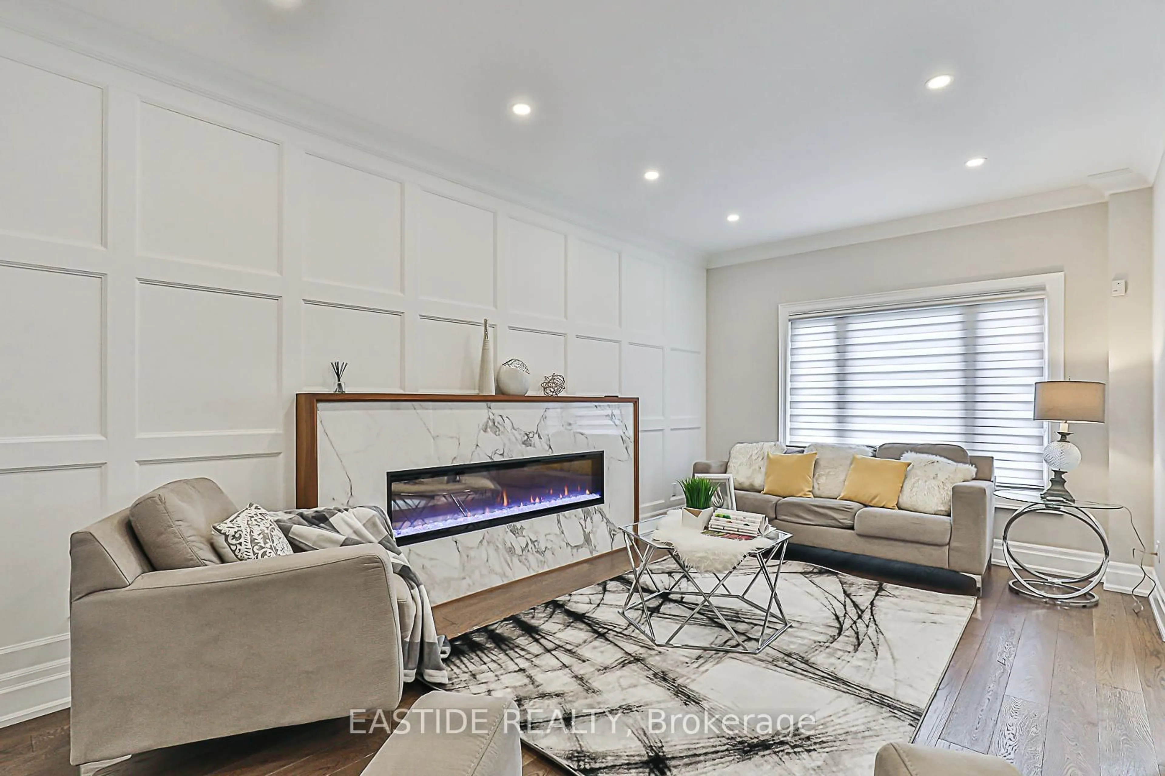 Living room with furniture, unknown for 11 Gatcombe Circ, Richmond Hill Ontario L4C 9P4