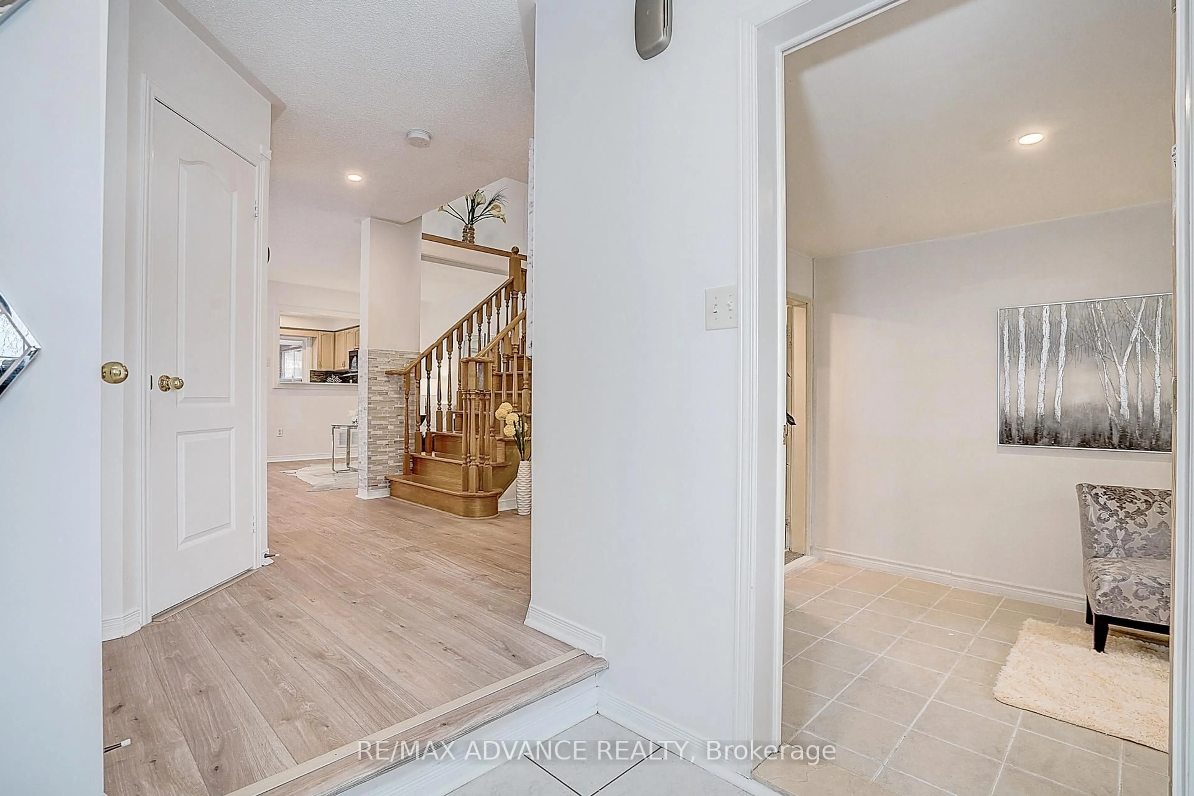 Indoor entryway for 140 Vanguard Rd, Vaughan Ontario L4K 5G8