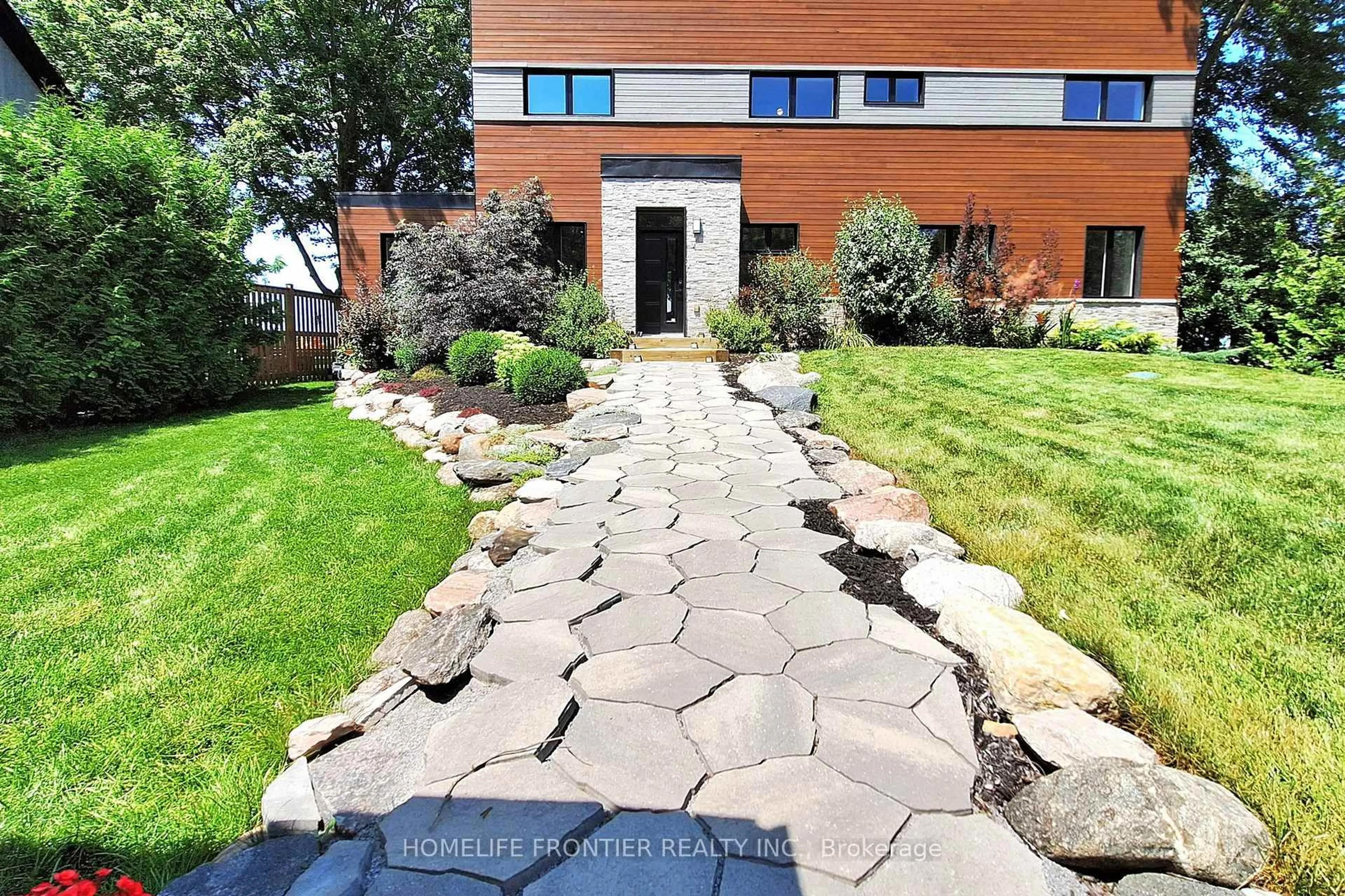 Patio, street for 44 Irving Dr, Georgina Ontario L0E 1N0