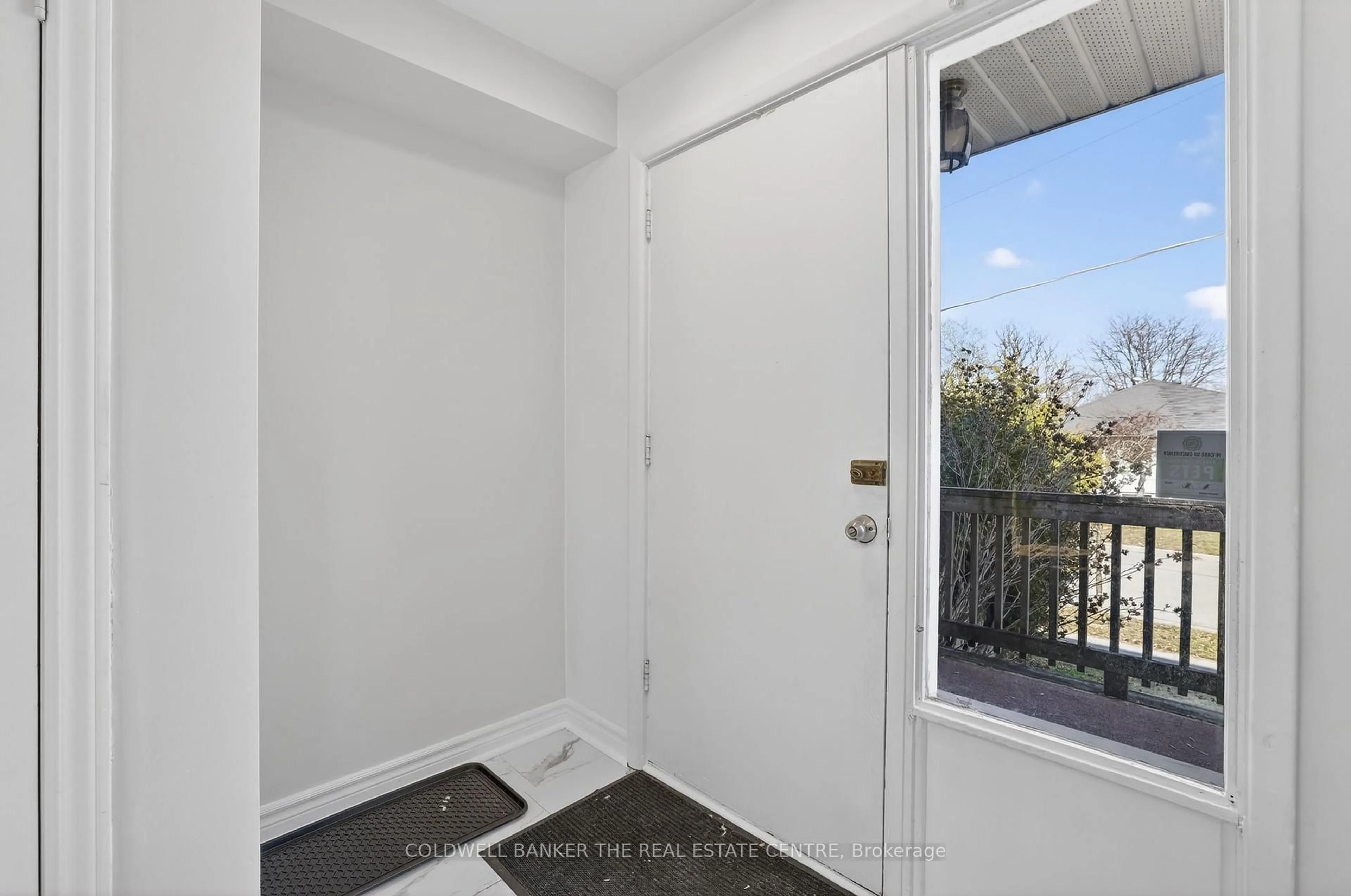 Indoor entryway for 226 Septonne Ave, Newmarket Ontario L3Y 2W6