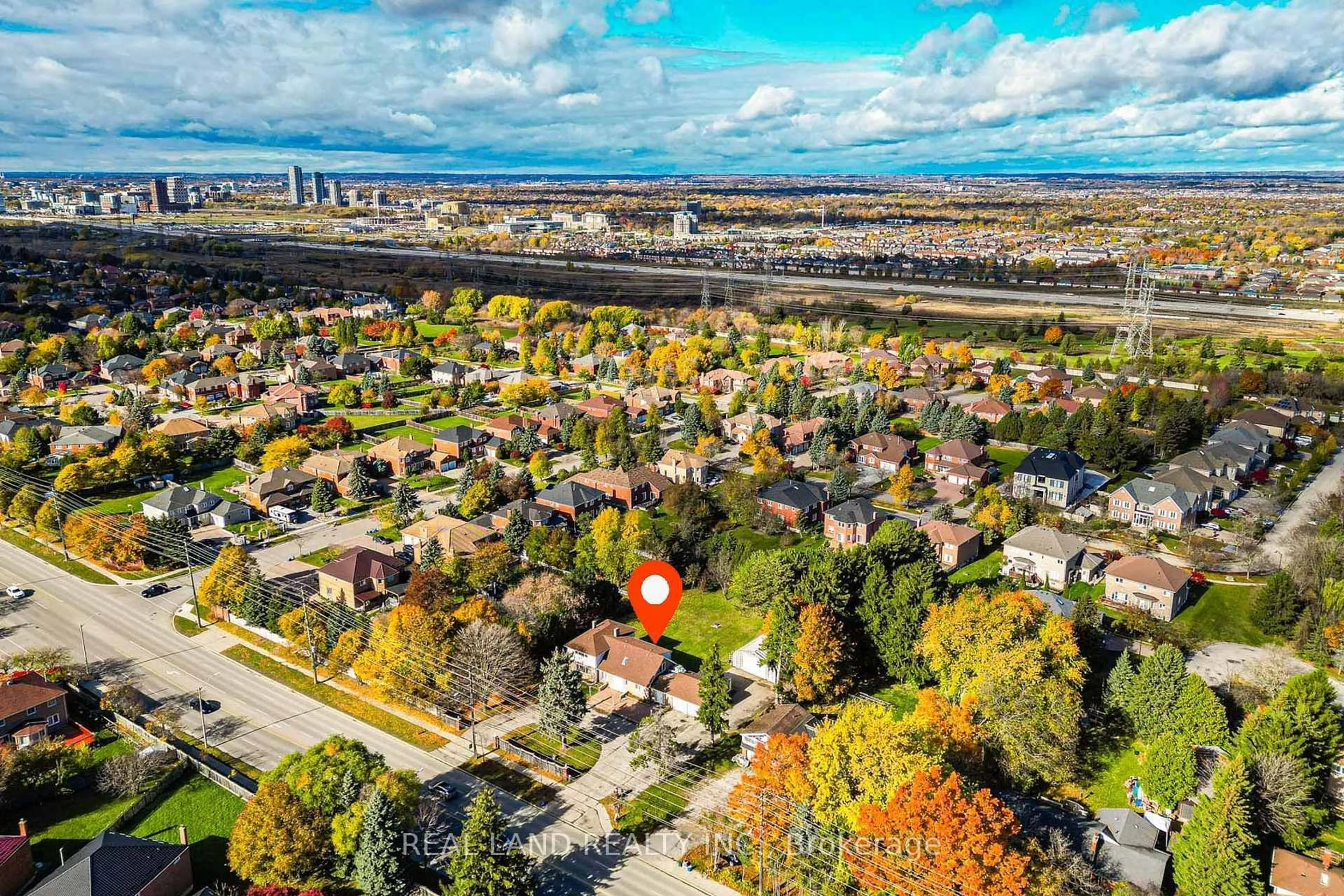 A pic from outside/outdoor area/front of a property/back of a property/a pic from drone, street for 4762 14th Ave, Markham Ontario L3S 3K7