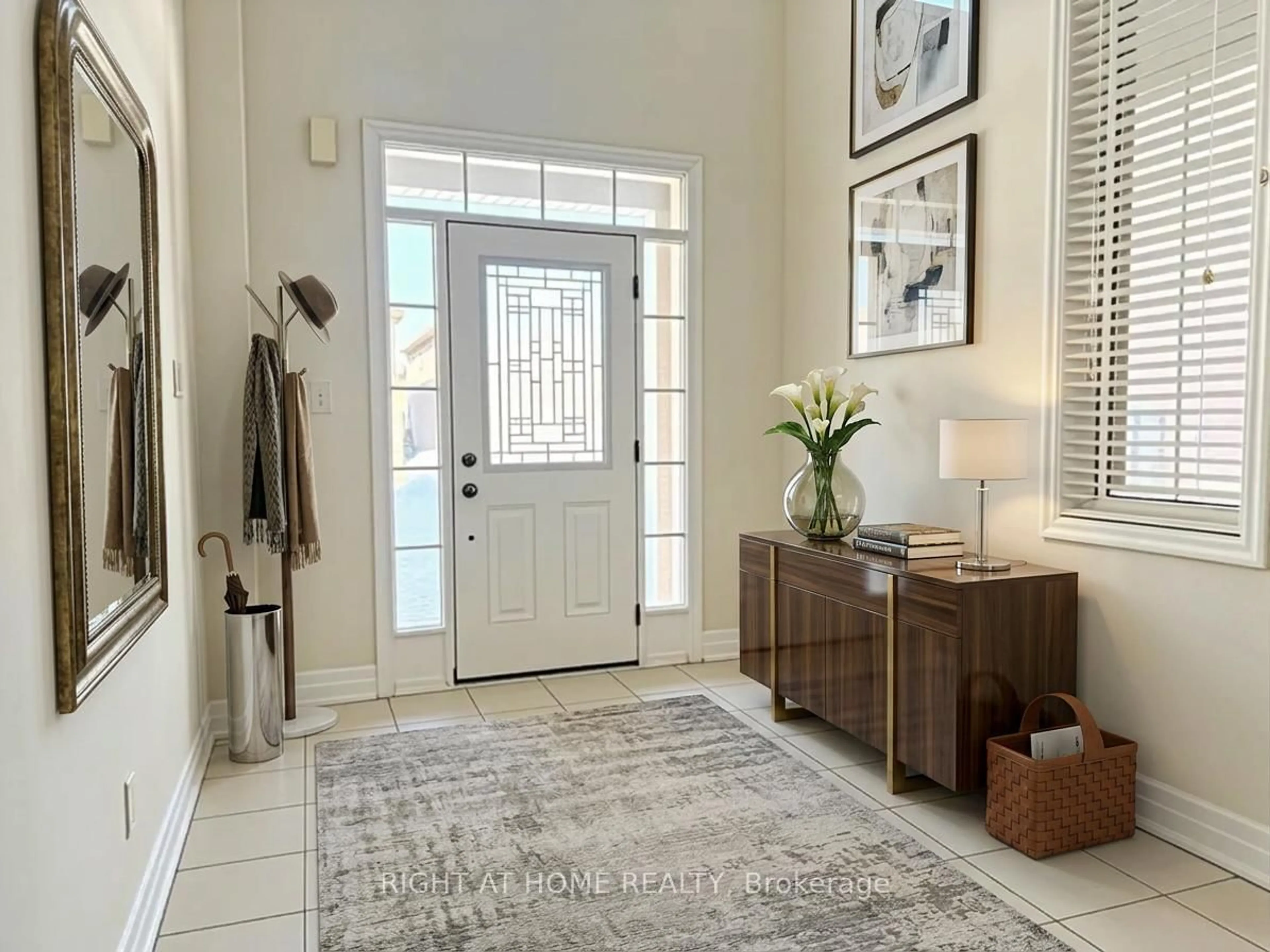 Indoor entryway for 17 Mercury Ave, Georgina Ontario L4P 0H1