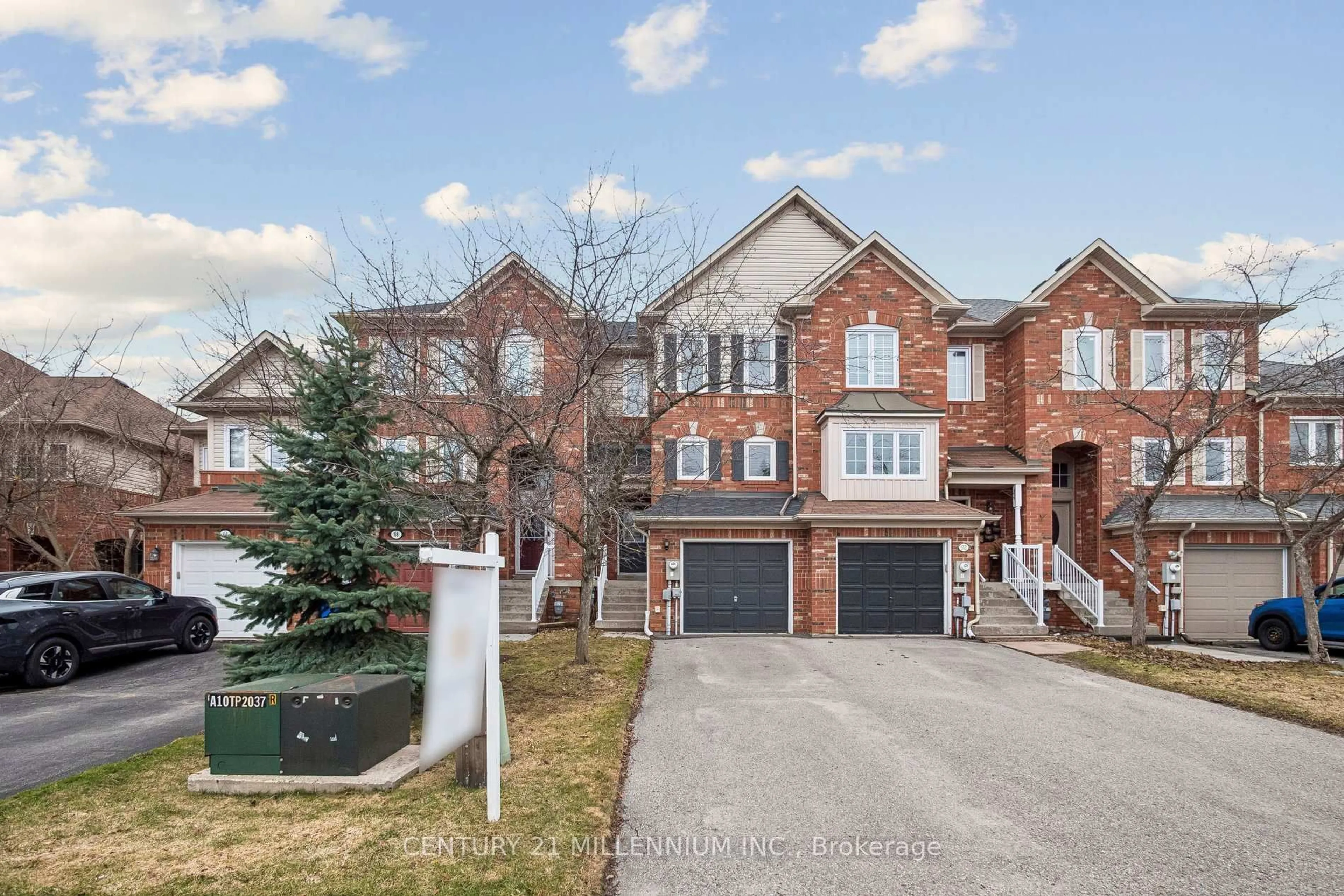 A pic from outside/outdoor area/front of a property/back of a property/a pic from drone, street for 90 Baywell Cres, Aurora Ontario L4G 7N4
