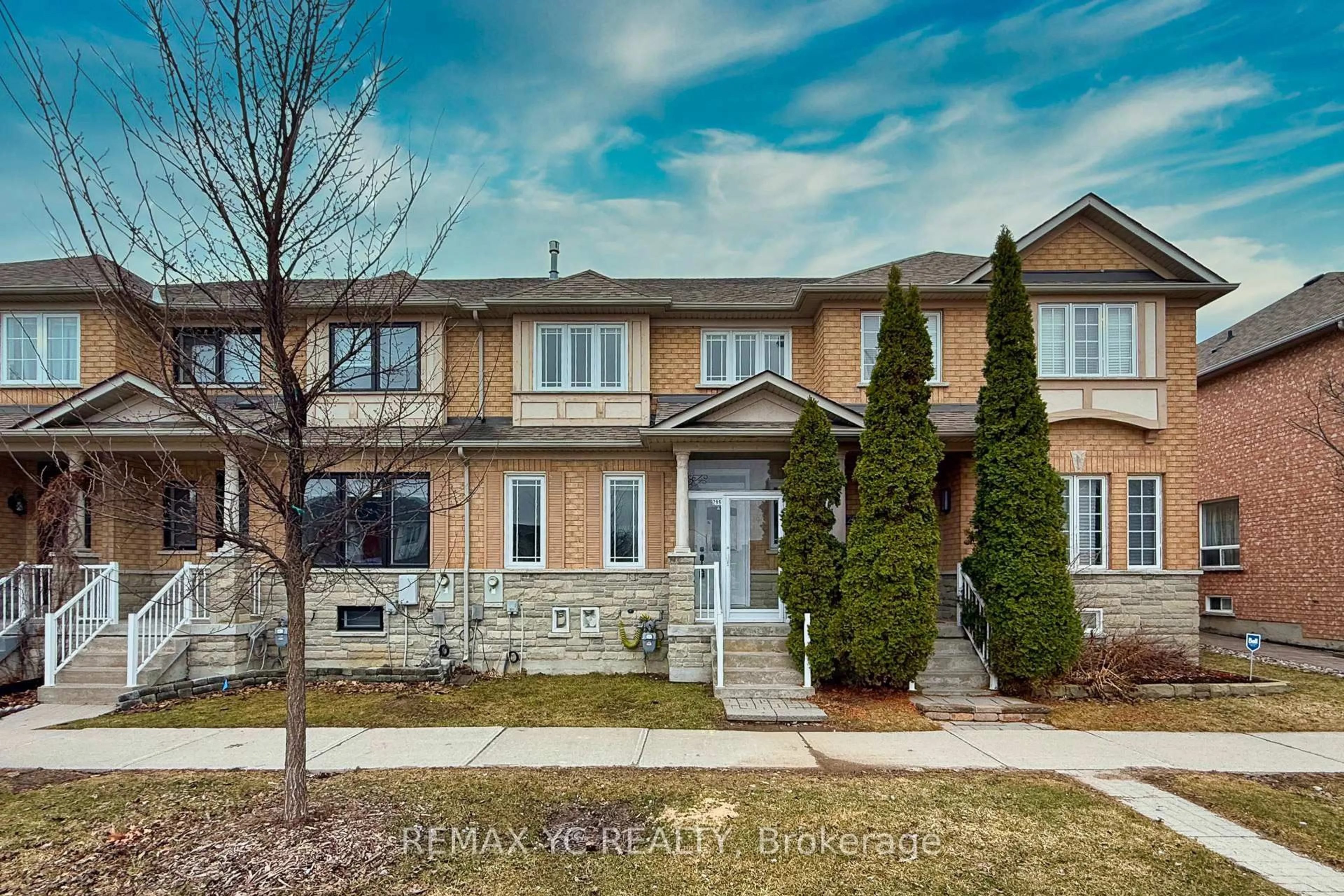 A pic from outside/outdoor area/front of a property/back of a property/a pic from drone, street for 299 Bantry Ave, Richmond Hill Ontario L4B 4M8