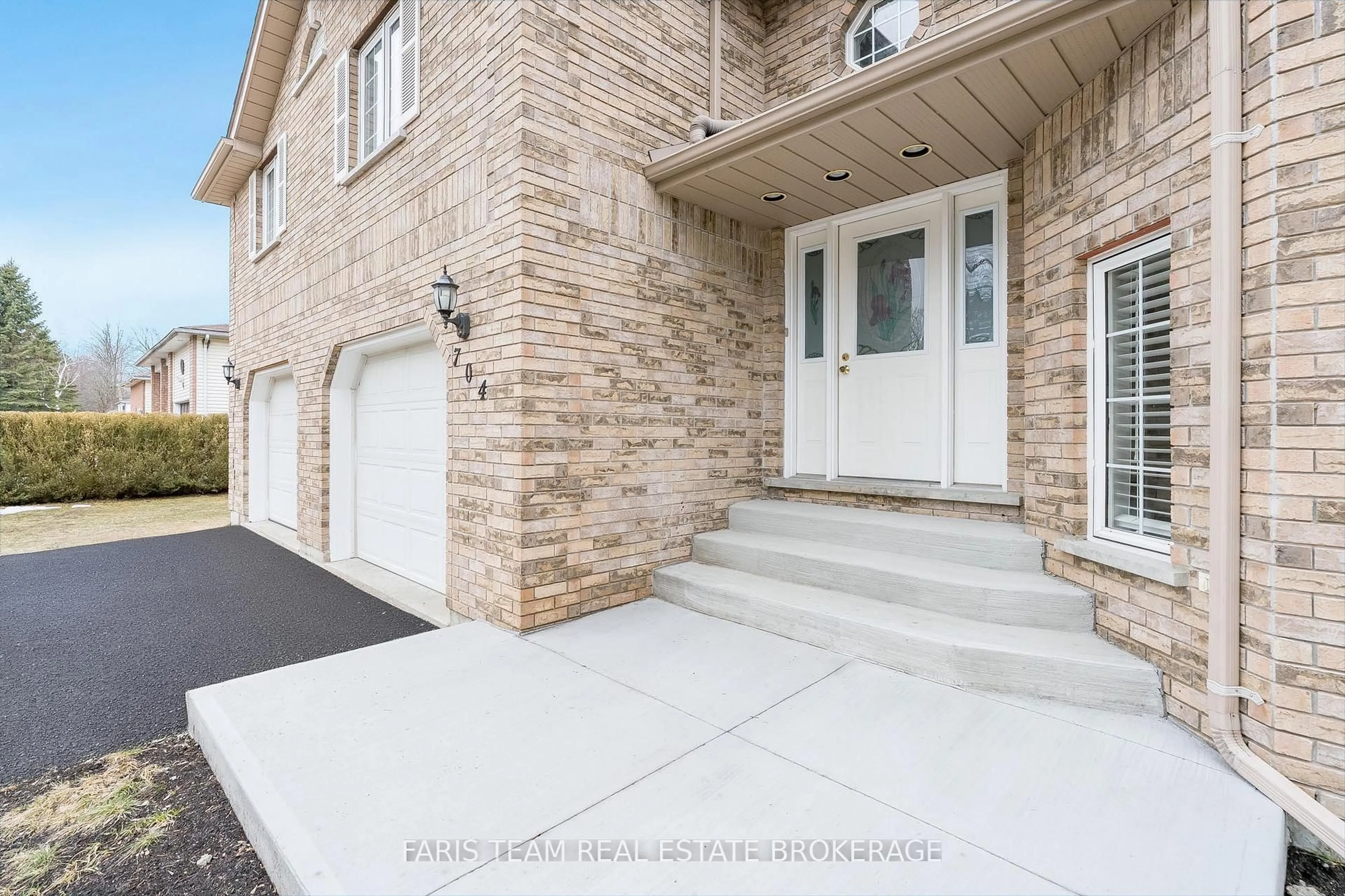 Unknown for 704 Trinity St, Innisfil Ontario L9S 2G8