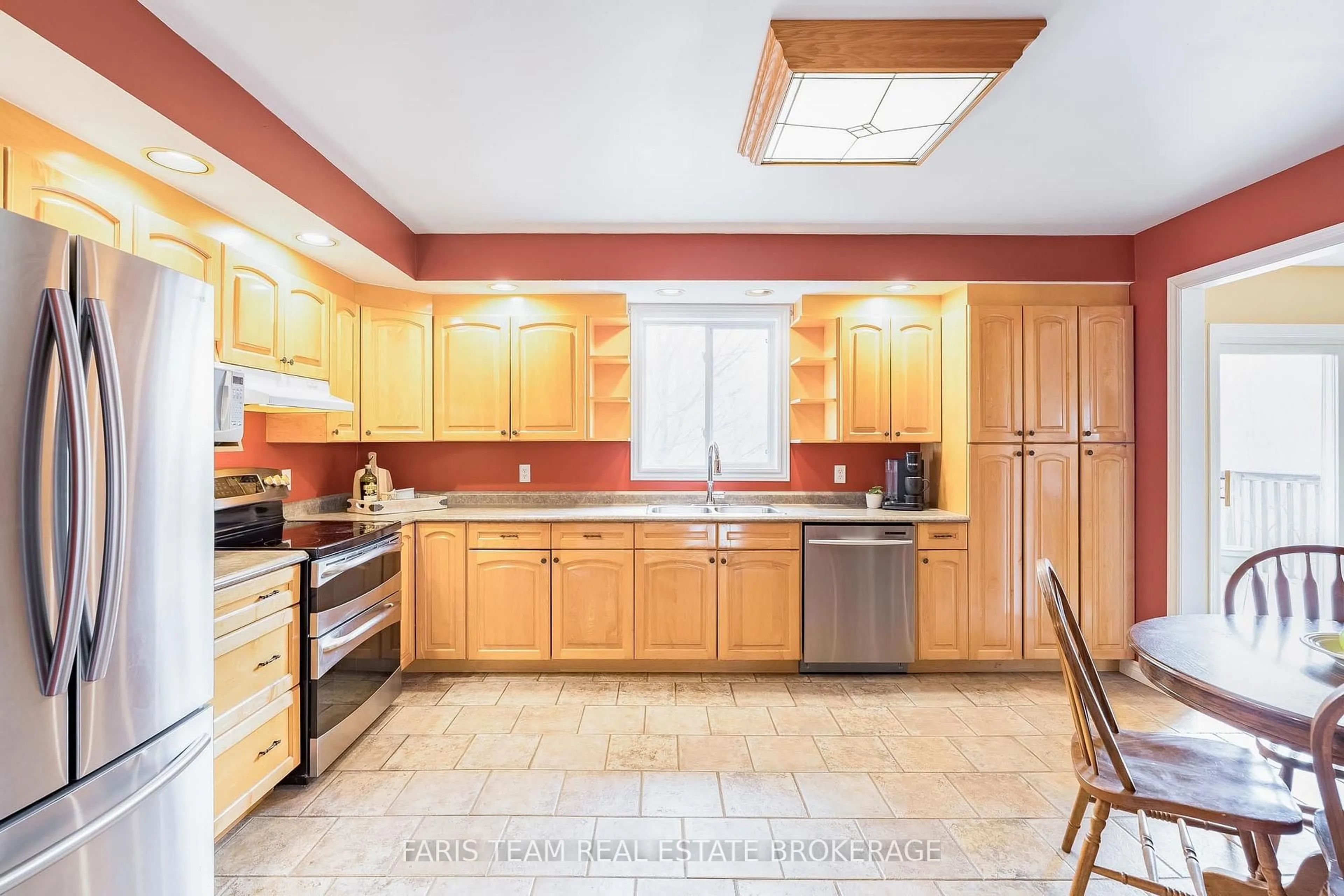 Unknown for 704 Trinity St, Innisfil Ontario L9S 2G8