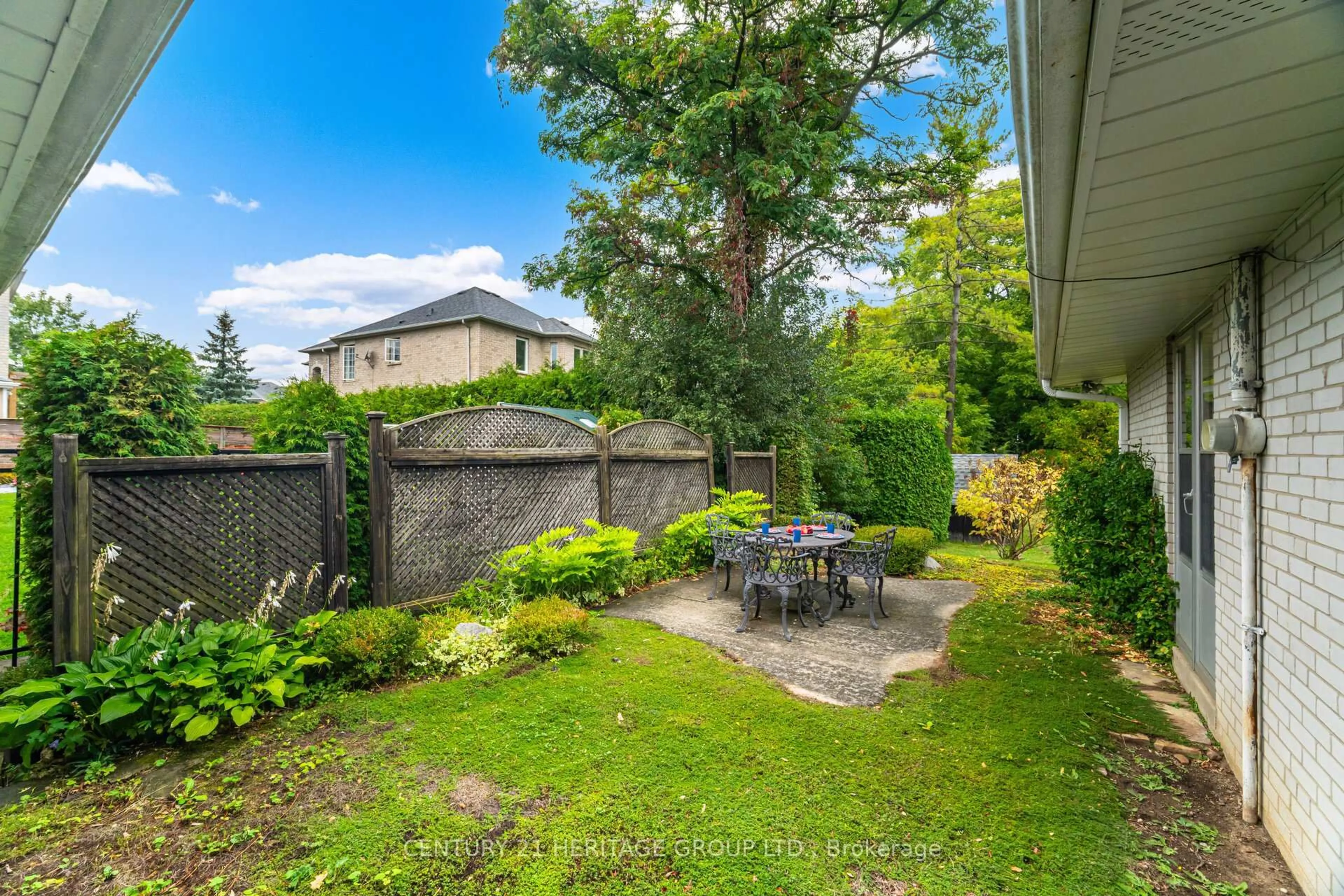 Patio, street for 22 Poplar Dr, Richmond Hill Ontario L4E 2X6