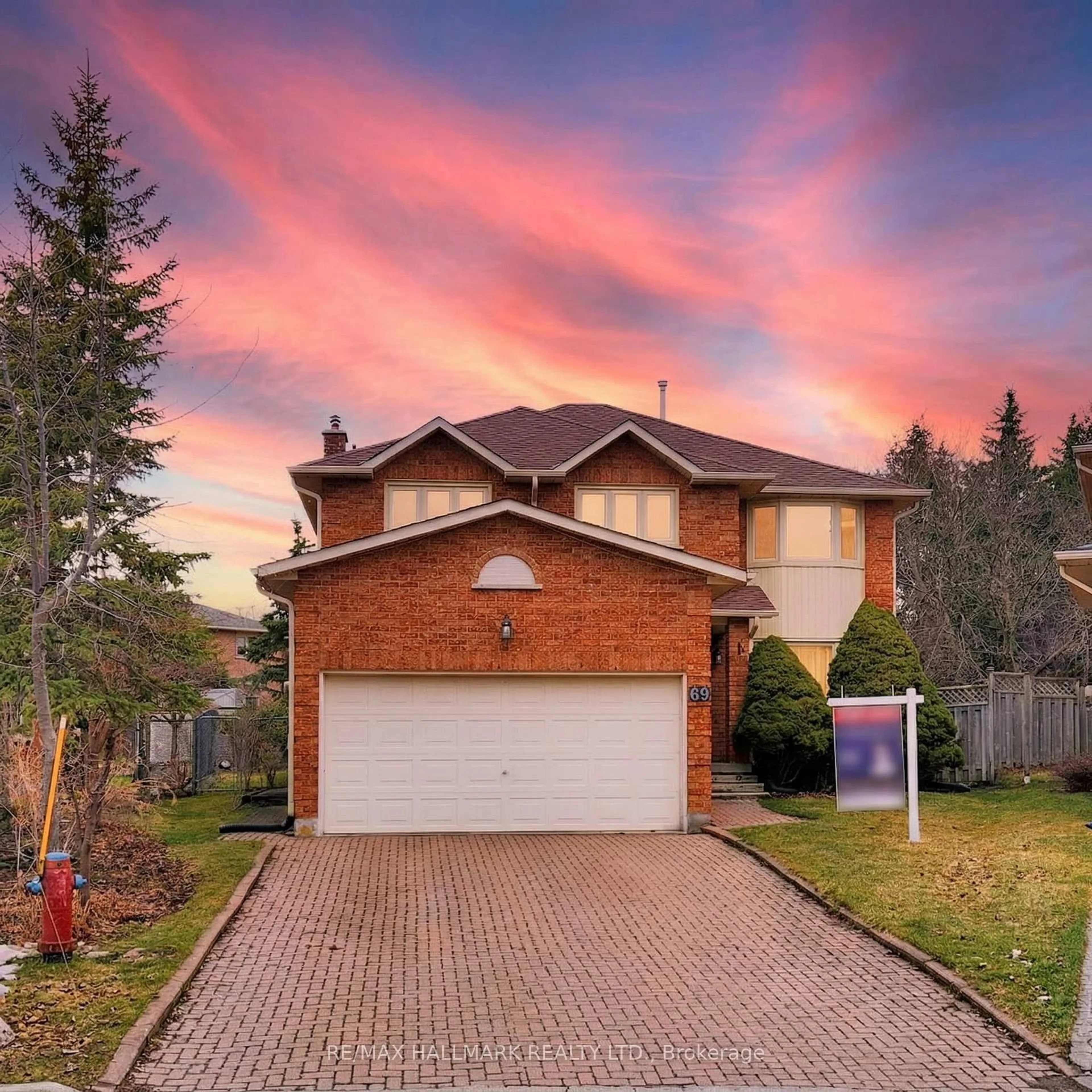 Home with brick exterior material, street for 69 Dunbarton Crt, Richmond Hill Ontario L4C 8E9