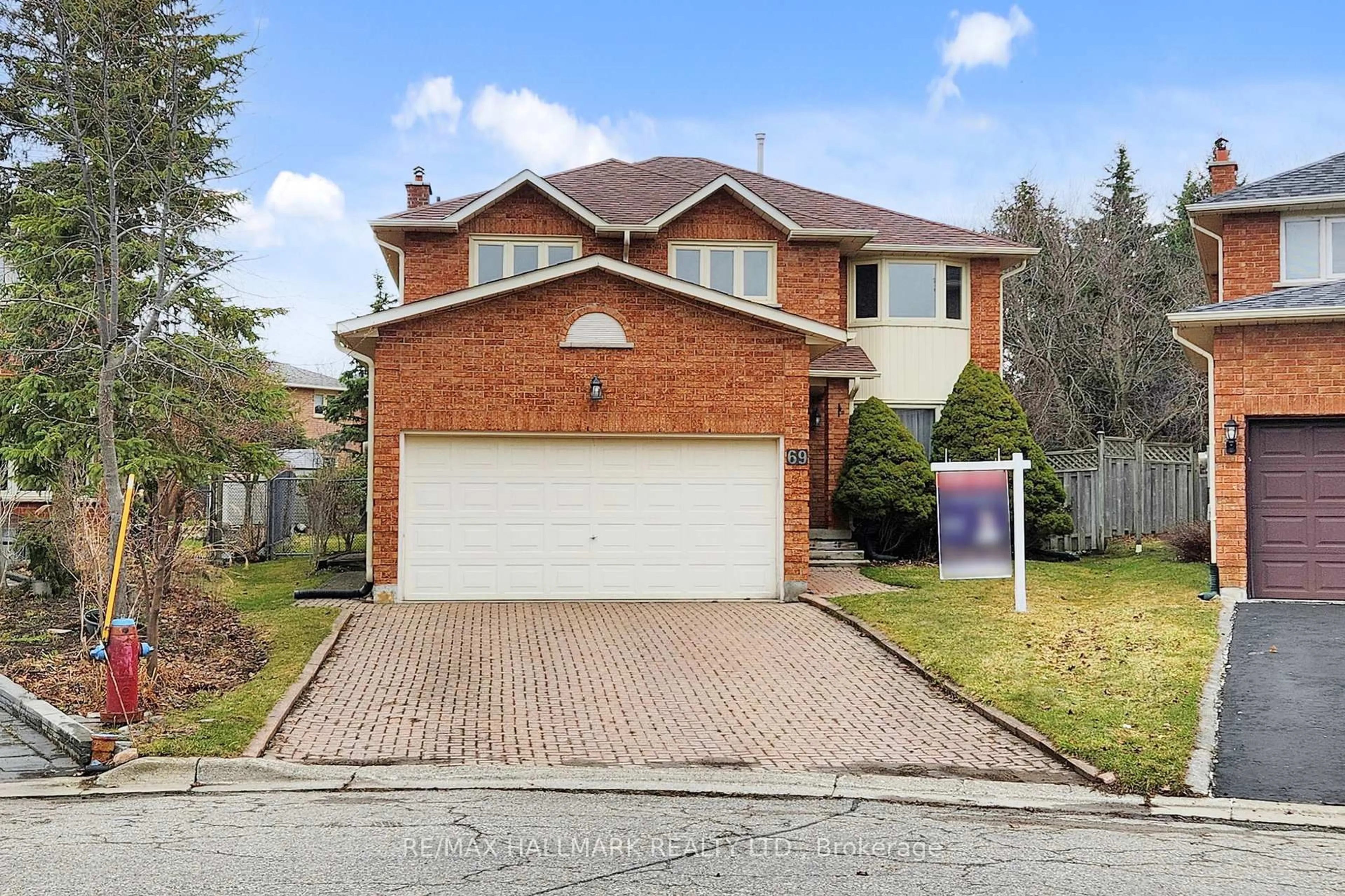 Home with brick exterior material, street for 69 Dunbarton Crt, Richmond Hill Ontario L4C 8E9