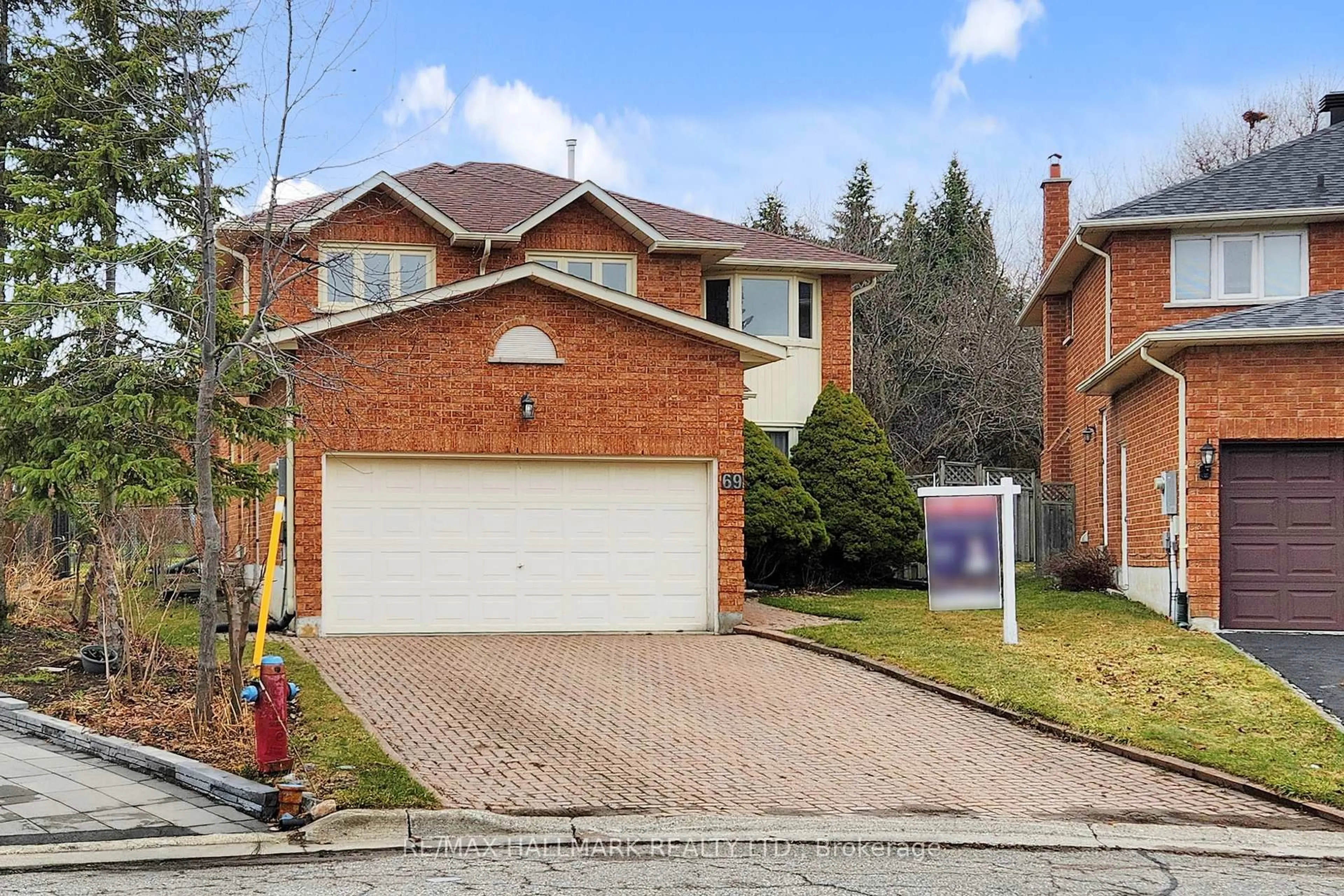 Home with brick exterior material, street for 69 Dunbarton Crt, Richmond Hill Ontario L4C 8E9