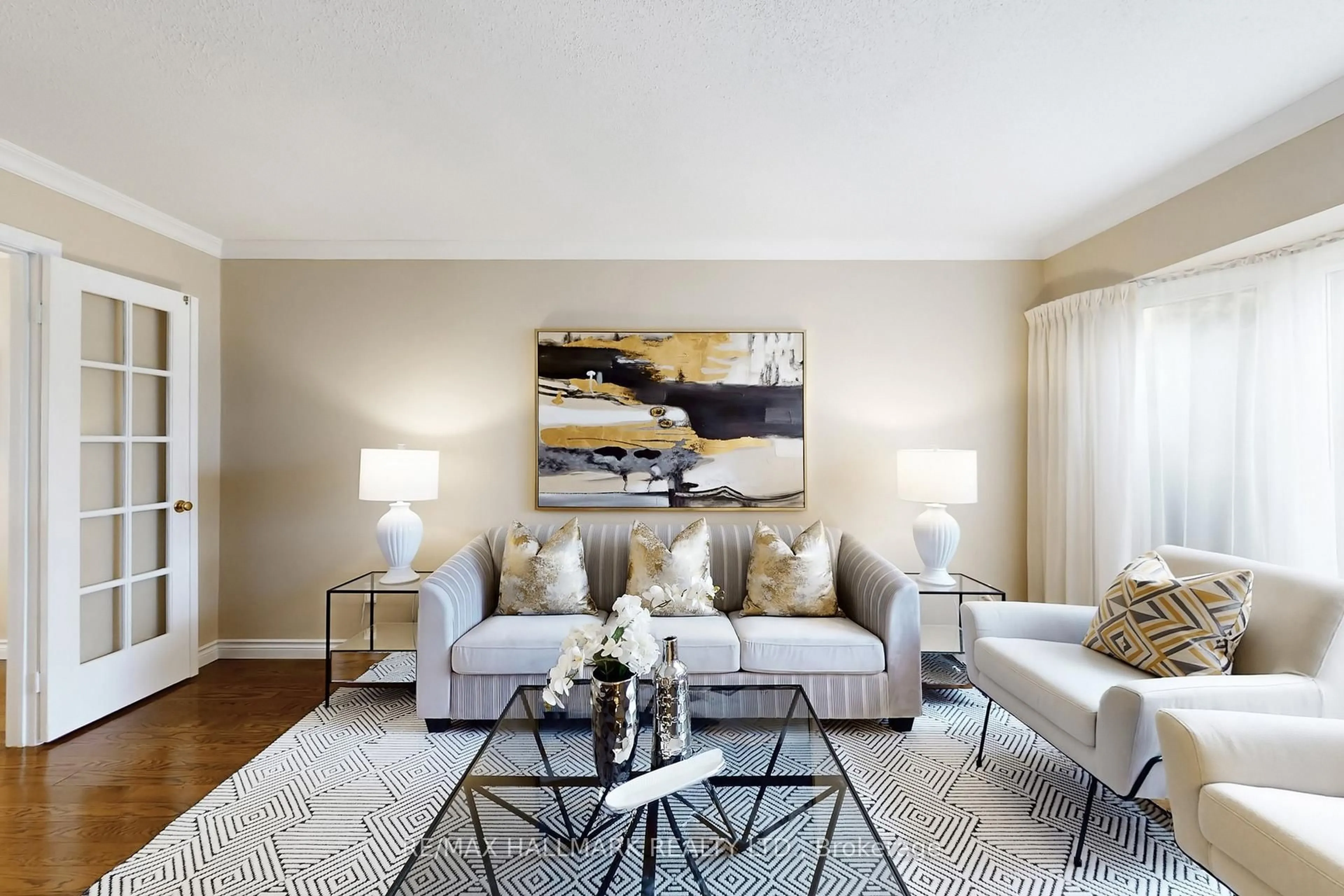 Living room with furniture, carpet floor for 69 Dunbarton Crt, Richmond Hill Ontario L4C 8E9