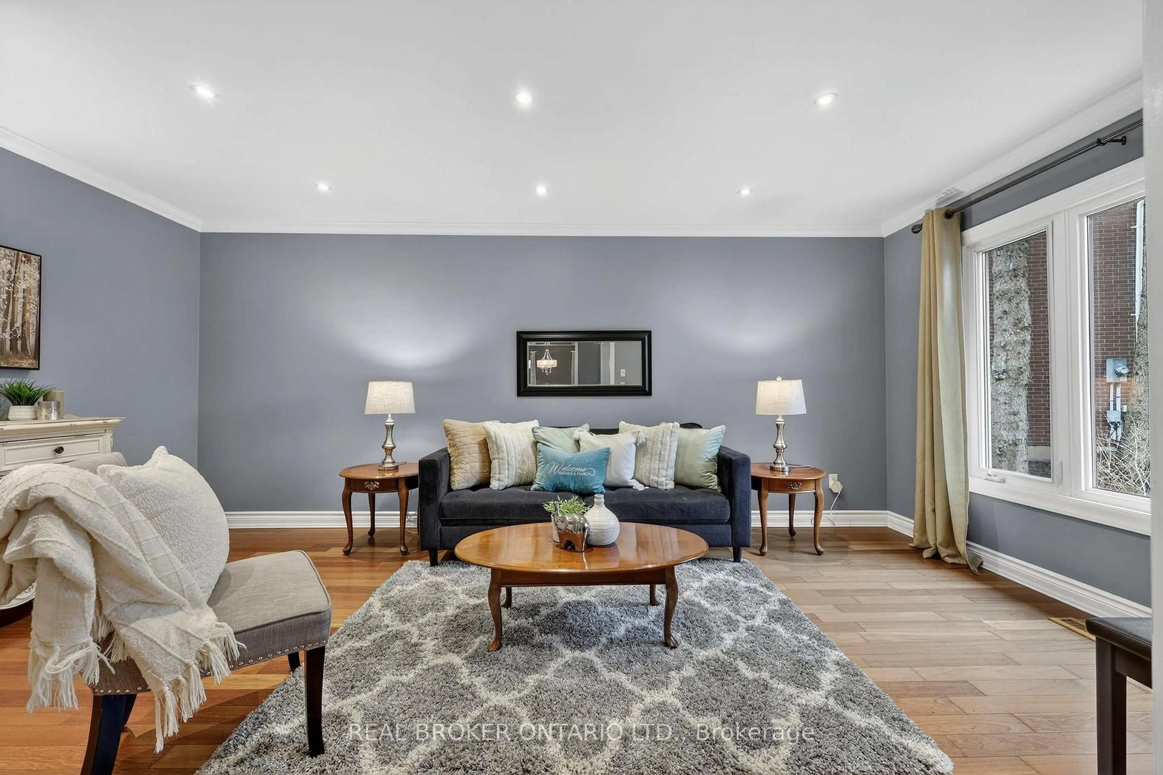 Living room with furniture, unknown for 89 Marsden Crt, Newmarket Ontario L3Y 7P6