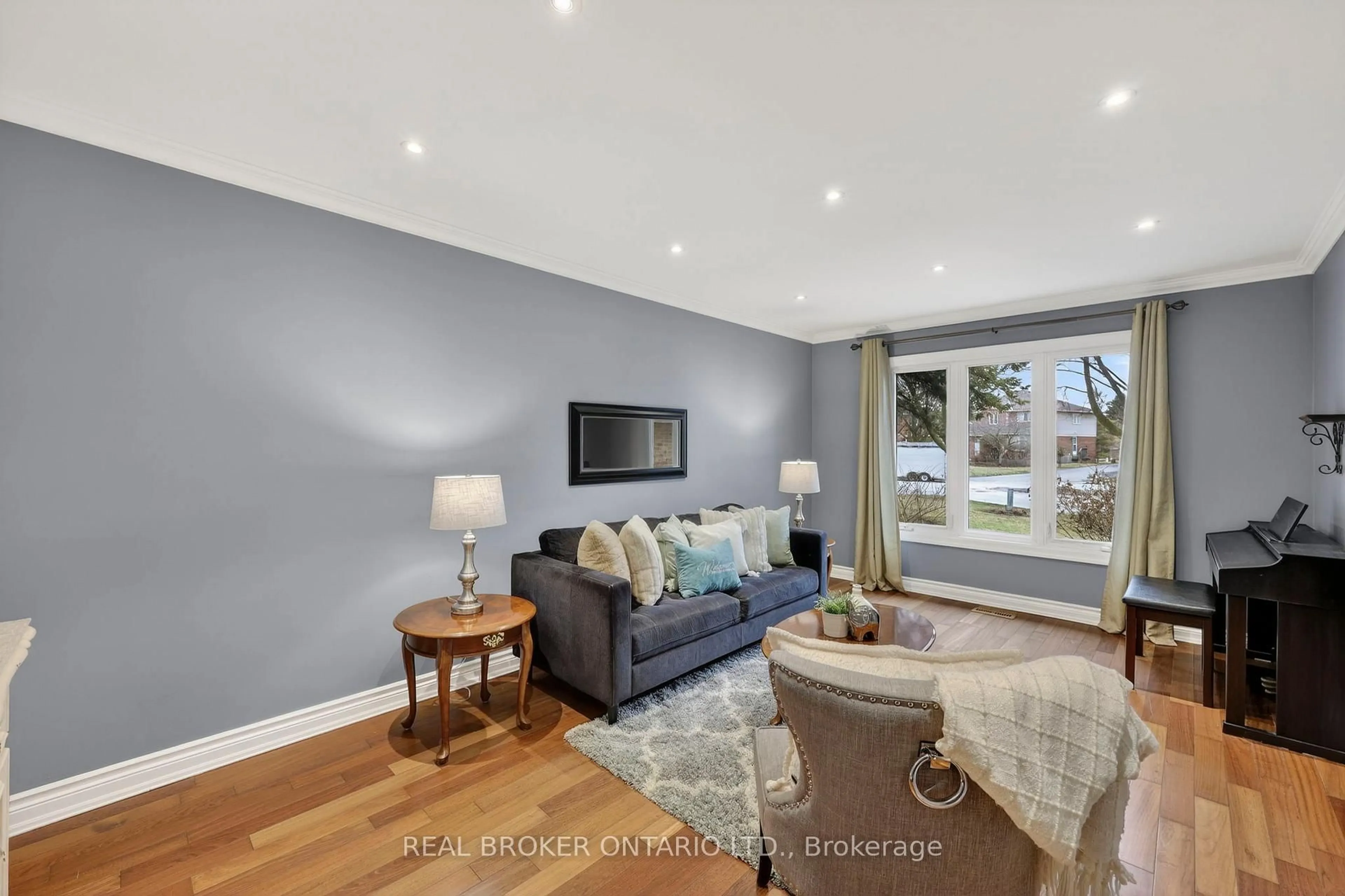 Living room with furniture, unknown for 89 Marsden Crt, Newmarket Ontario L3Y 7P6