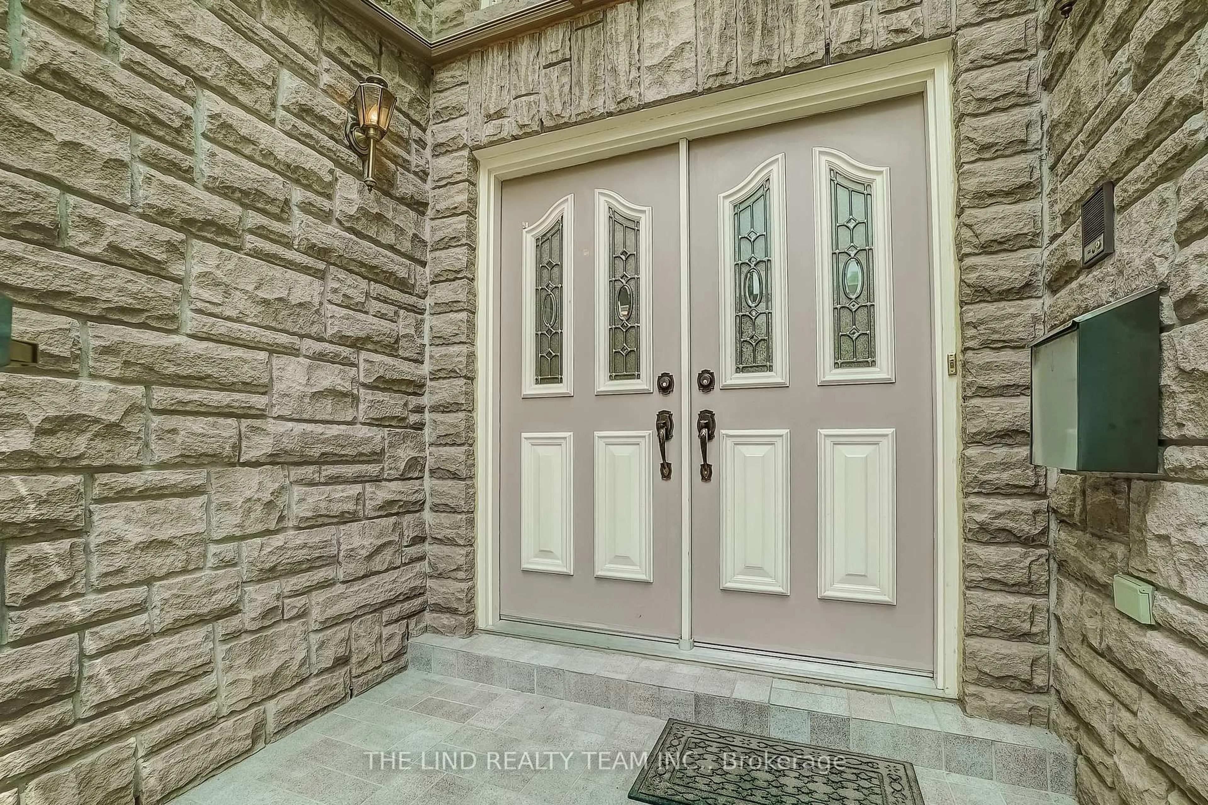 Indoor entryway for 99 Birch Ave, Richmond Hill Ontario L4C 6C5