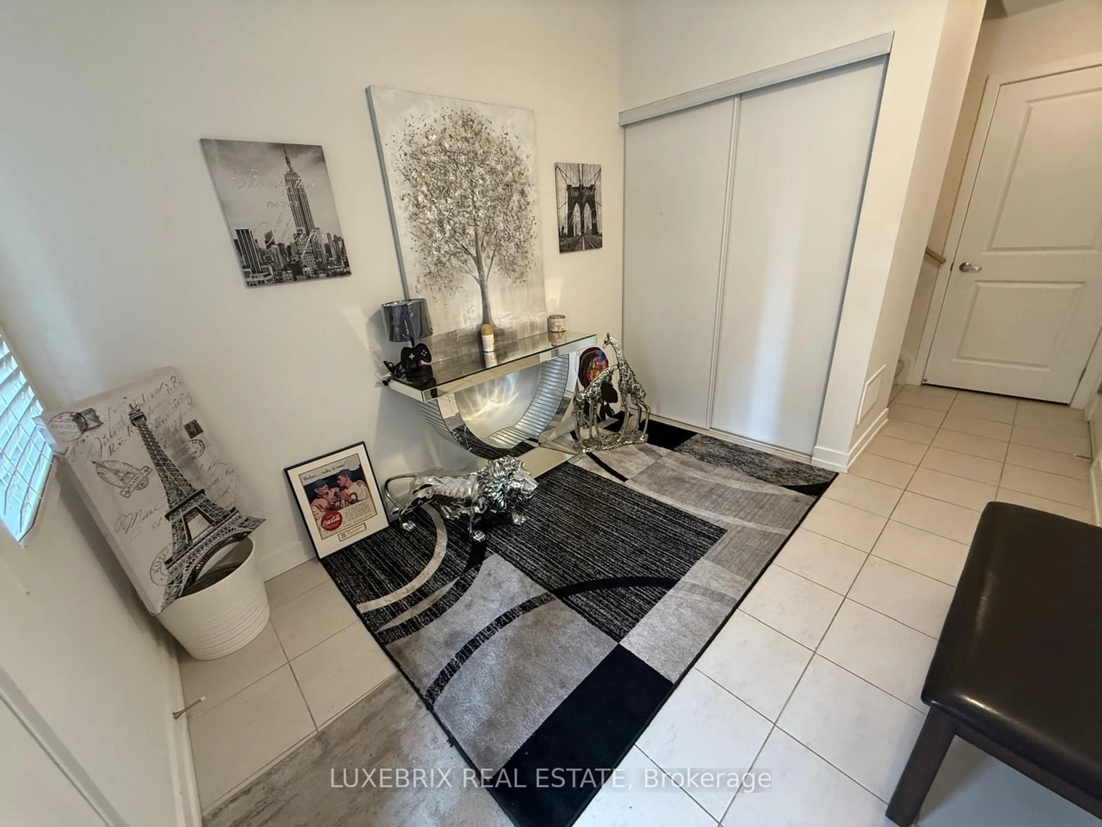 Indoor entryway for 321 Dalhousie St, Vaughan Ontario L4L 0M2
