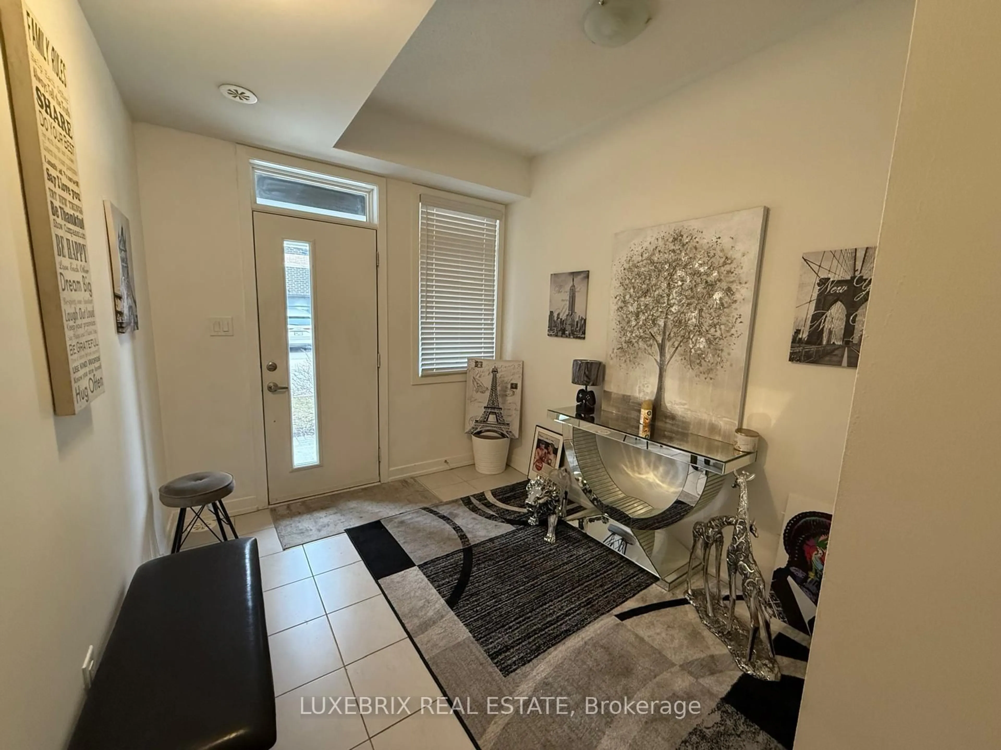 Indoor entryway for 321 Dalhousie St, Vaughan Ontario L4L 0M2