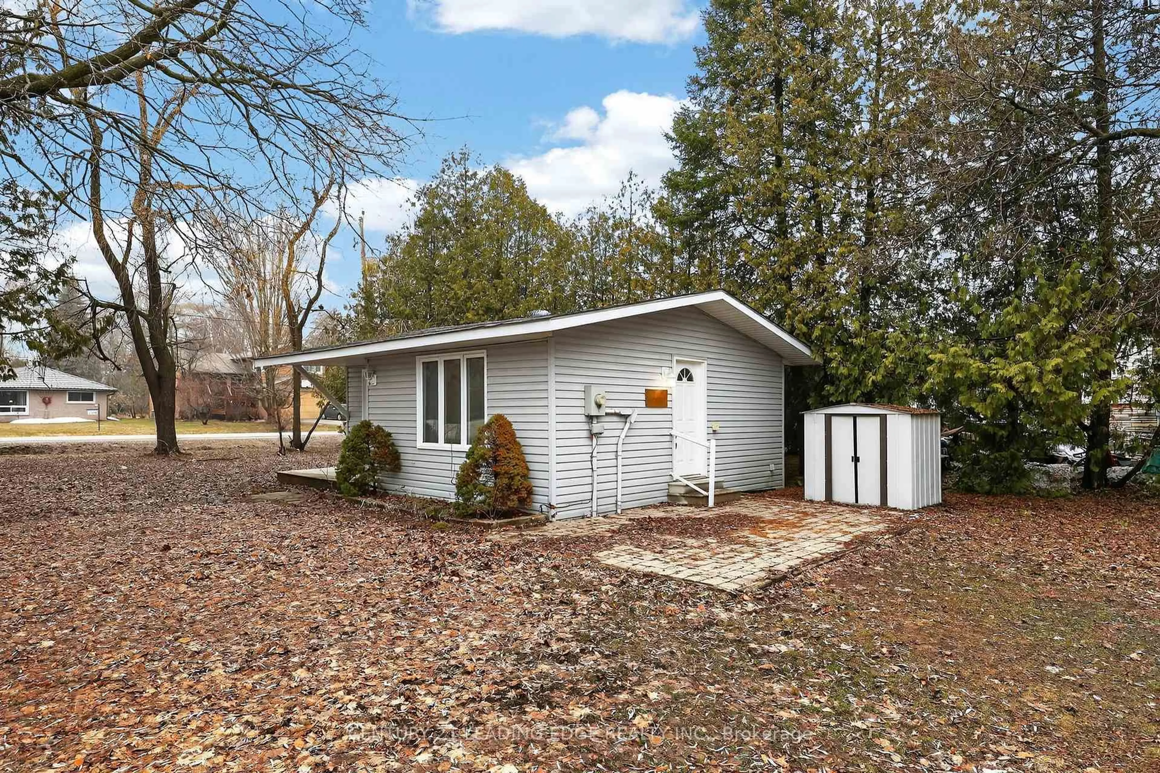 Home with vinyl exterior material, street for 2073 Kate Ave, Innisfil Ontario L9S 1Y3