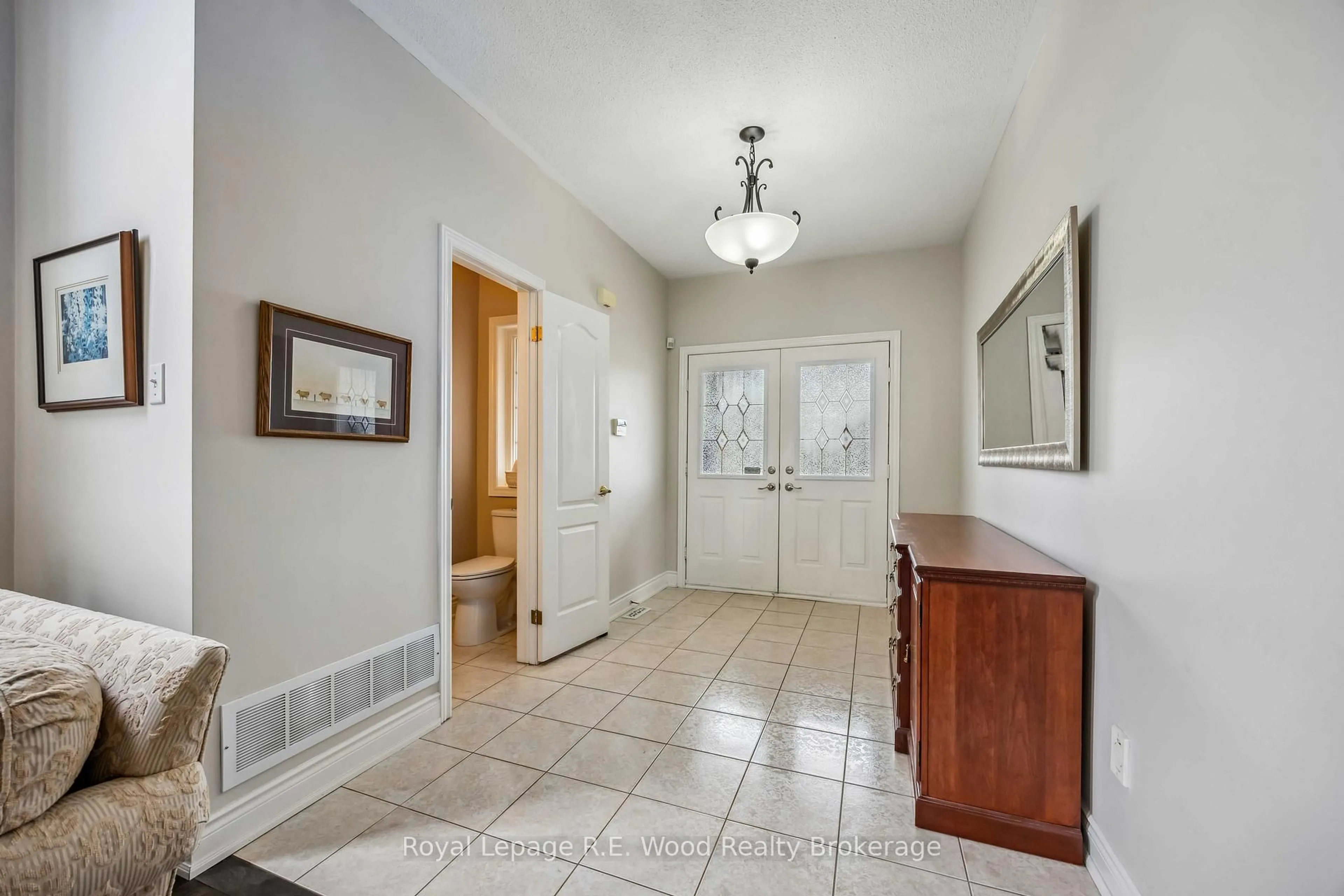 Indoor foyer for 3 Lorwood Crt, Richmond Hill Ontario L4E 3W3