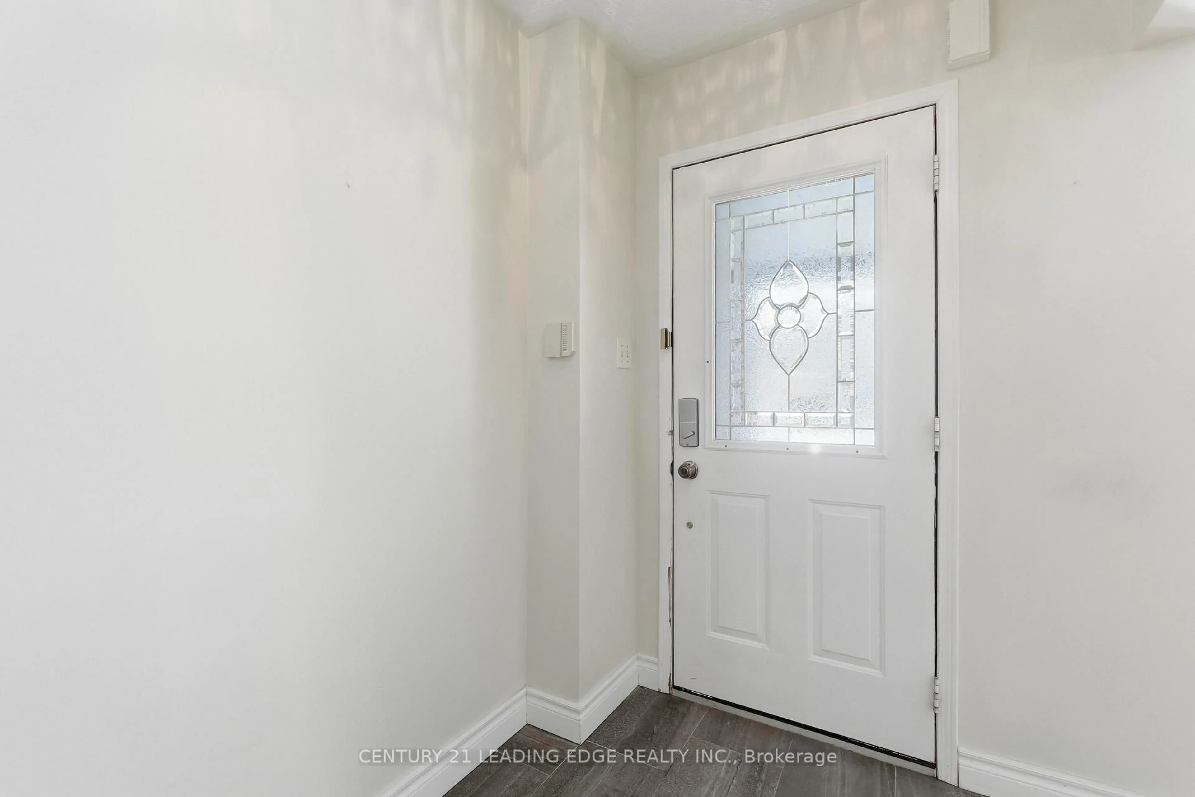 Indoor entryway for 60 Snedden Ave, Aurora Ontario L4G 7K6